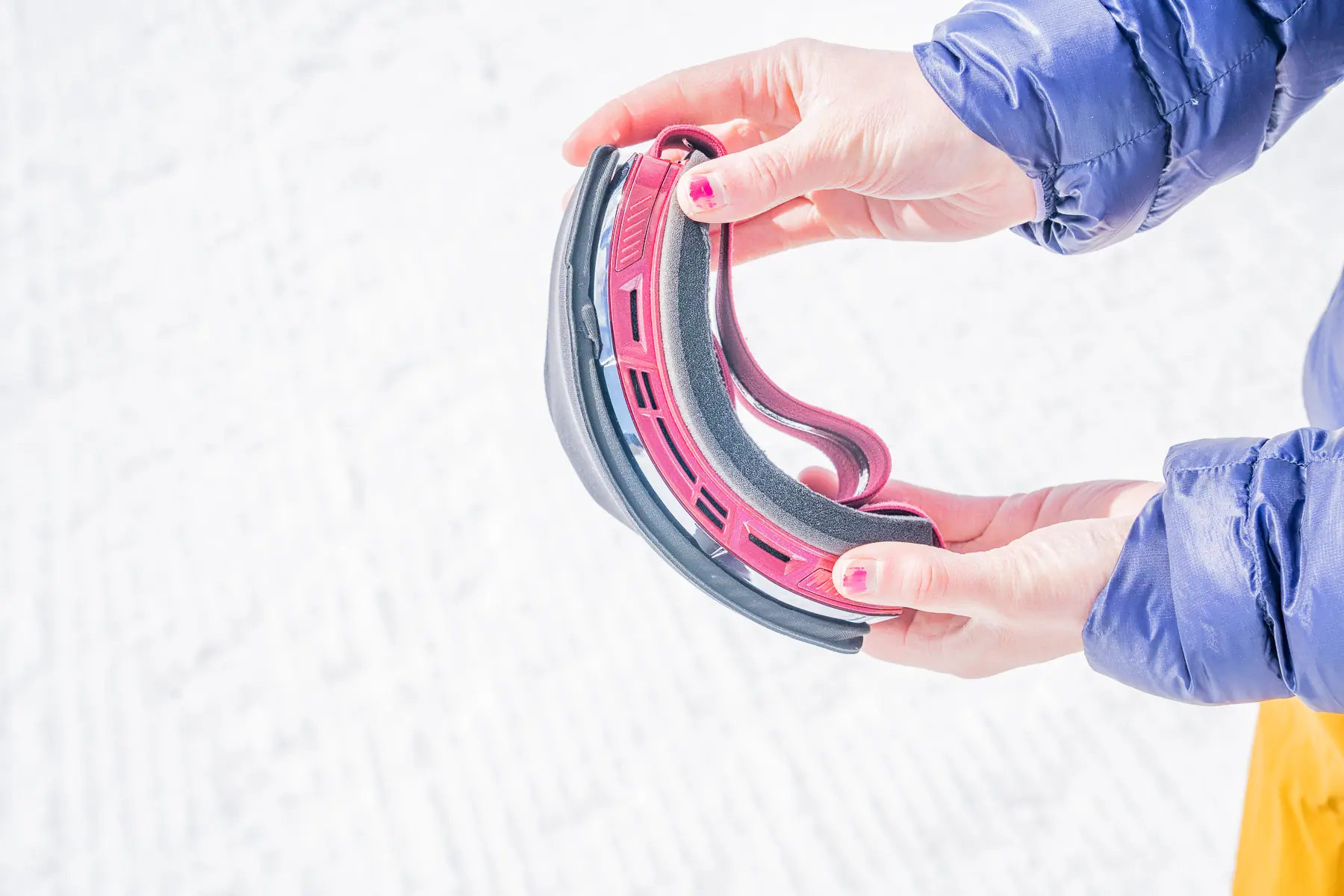 a side profile of a snow goggle
