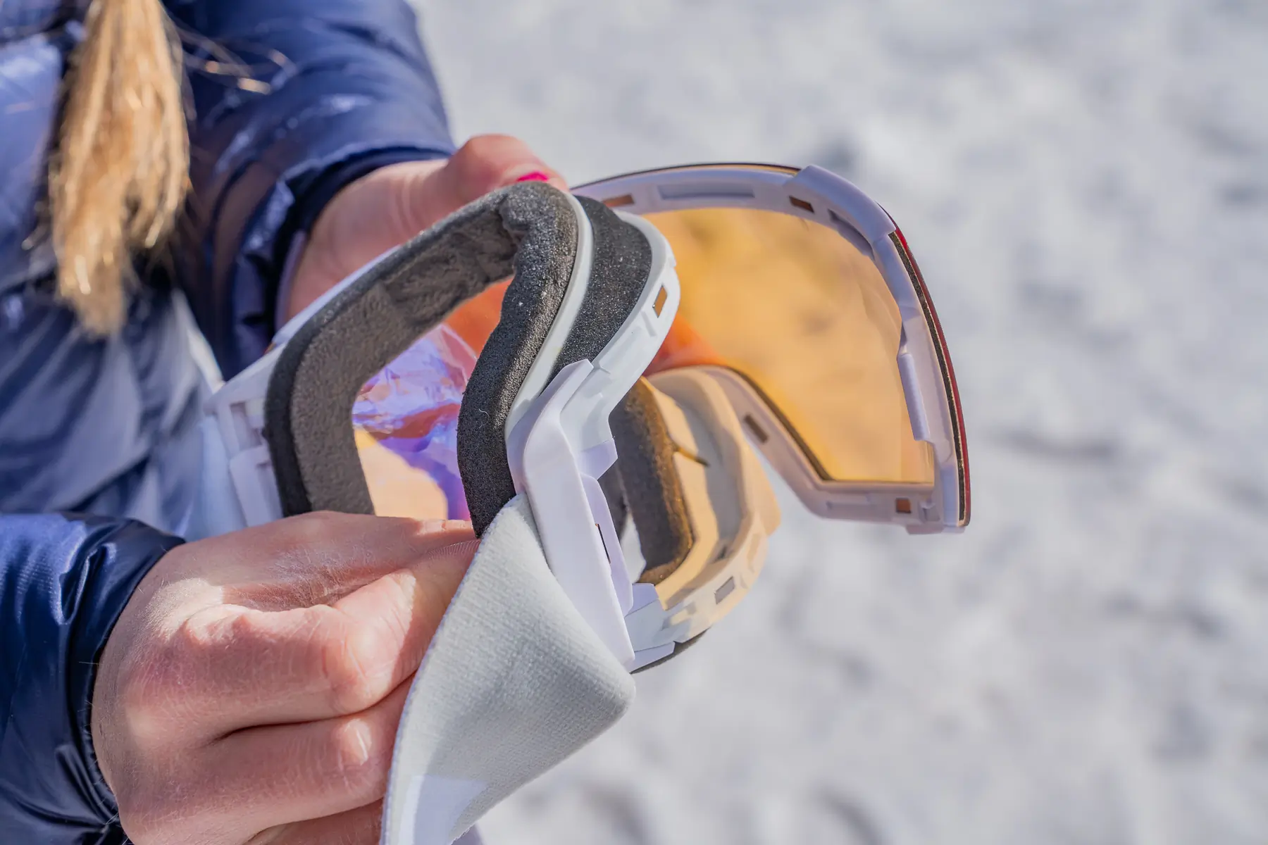 magnetic lens attachment points on snow goggle