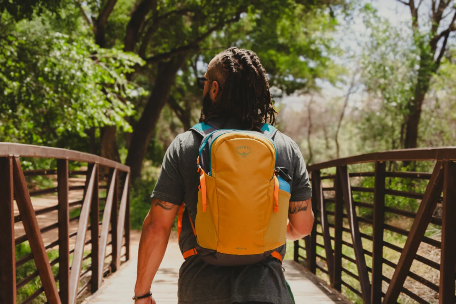 Osprey Daylite Carry On 35 lifestyle bridge