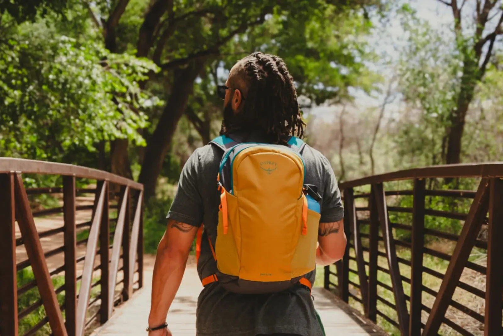 Osprey Daylite Carry On 35 lifestyle bridge