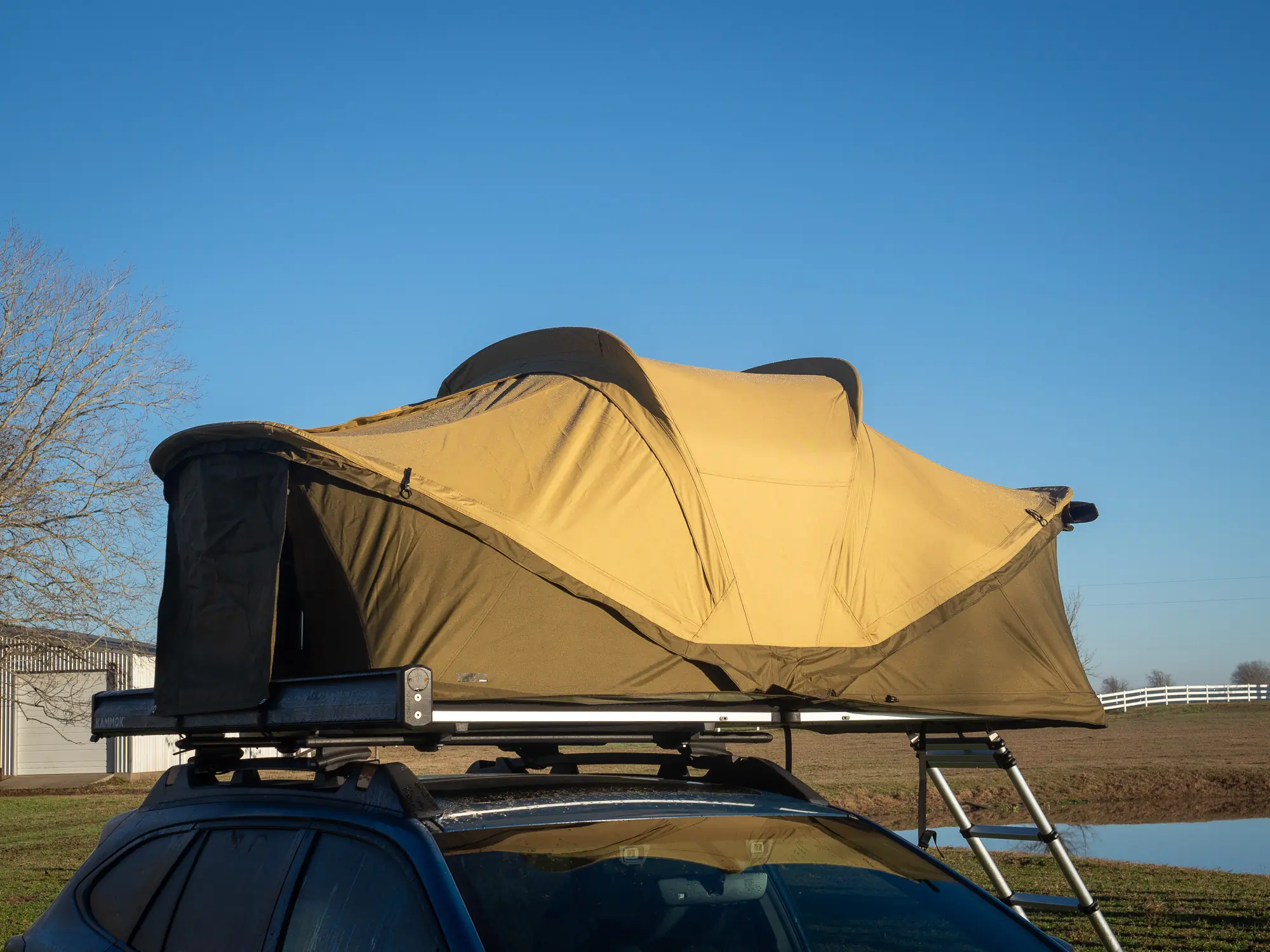 Thule Approach M rooftop tent side view