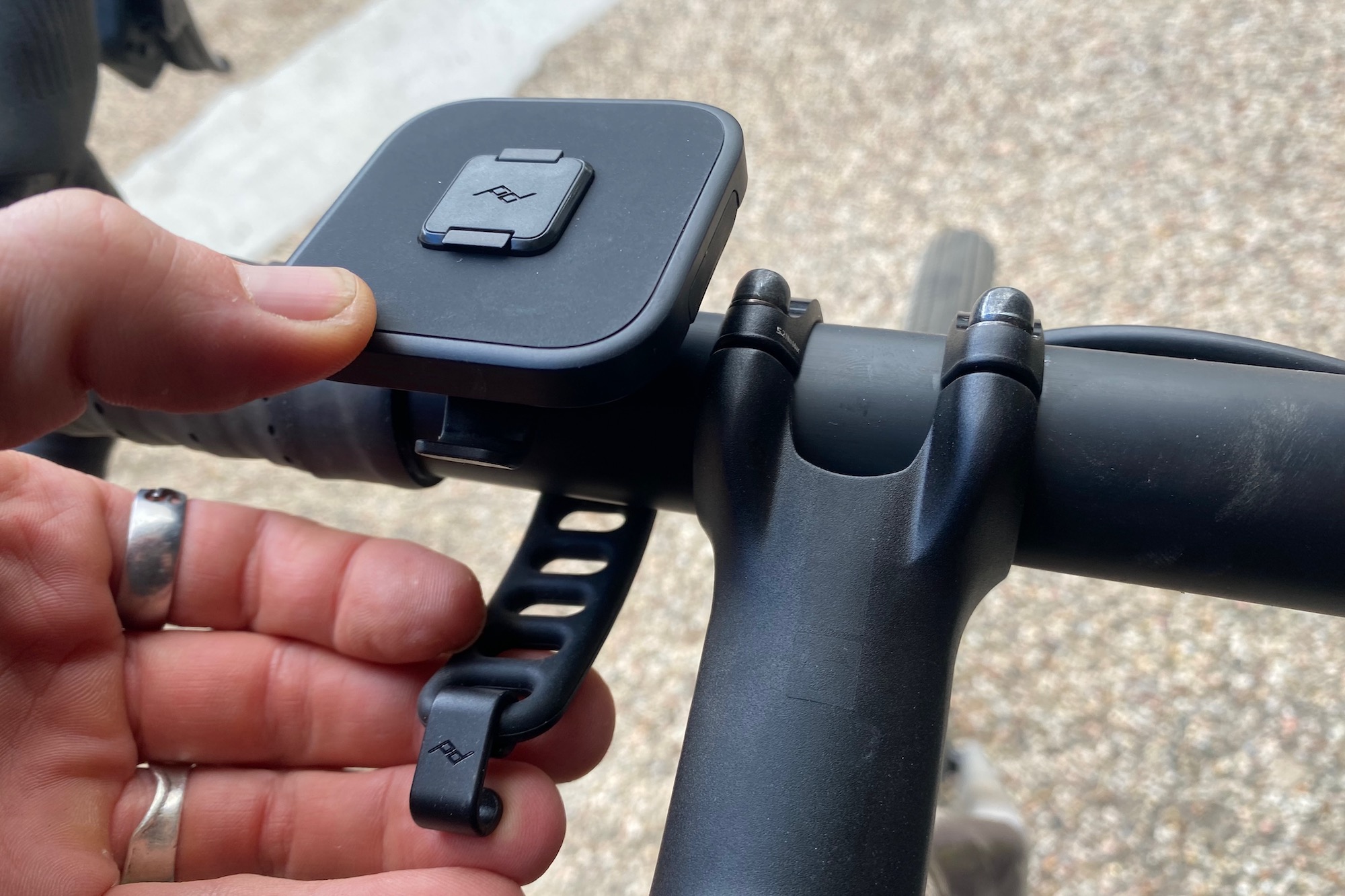 Attaching the Peak Design Universal Bar Mount to a bike's handlebar