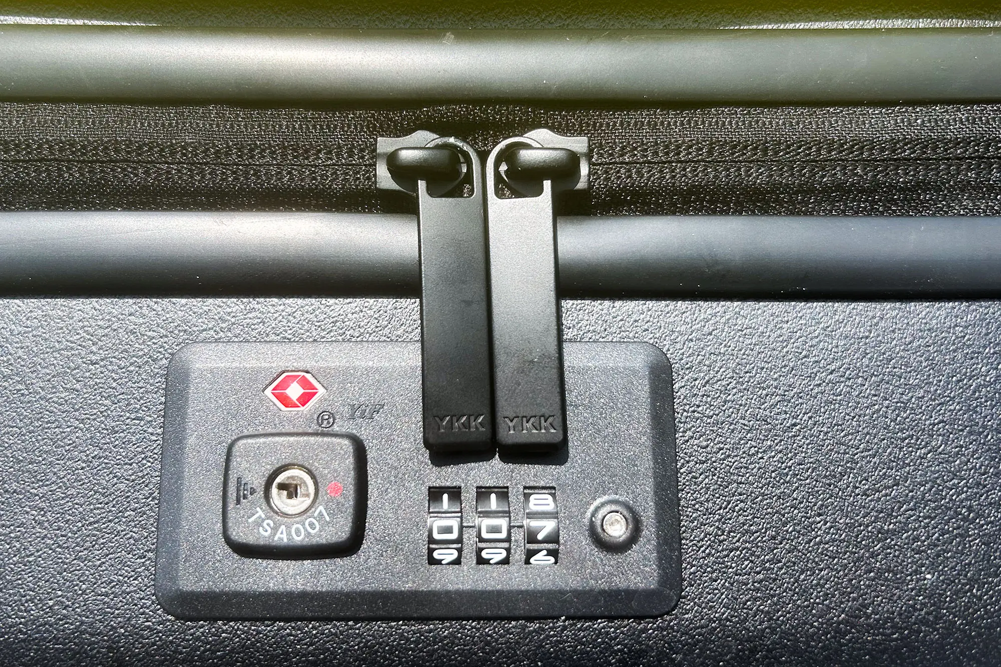 zipper lock on roverlund carry on case