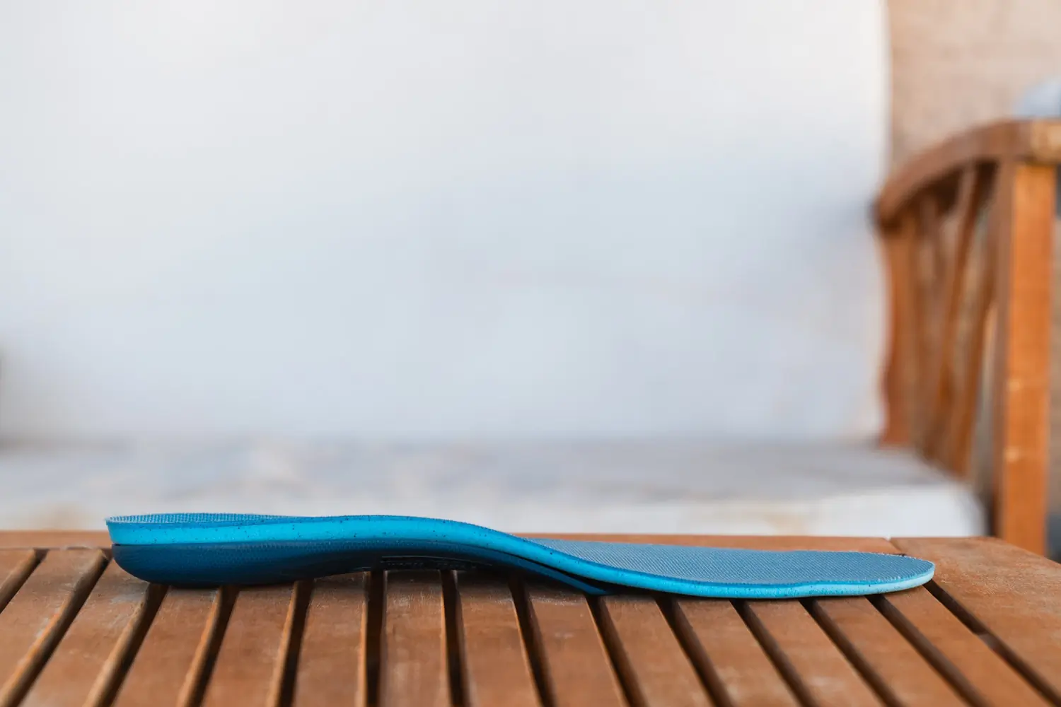 Insole with a pronounced arch resting on a wooden surface