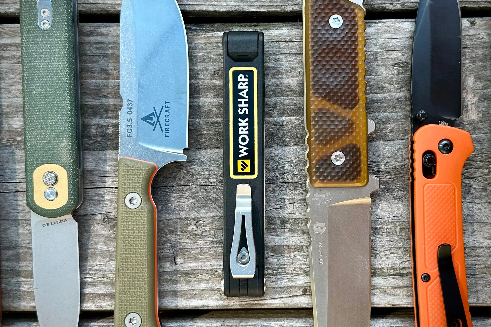 work sharp folding field sharpener in the middle of 4 different knives