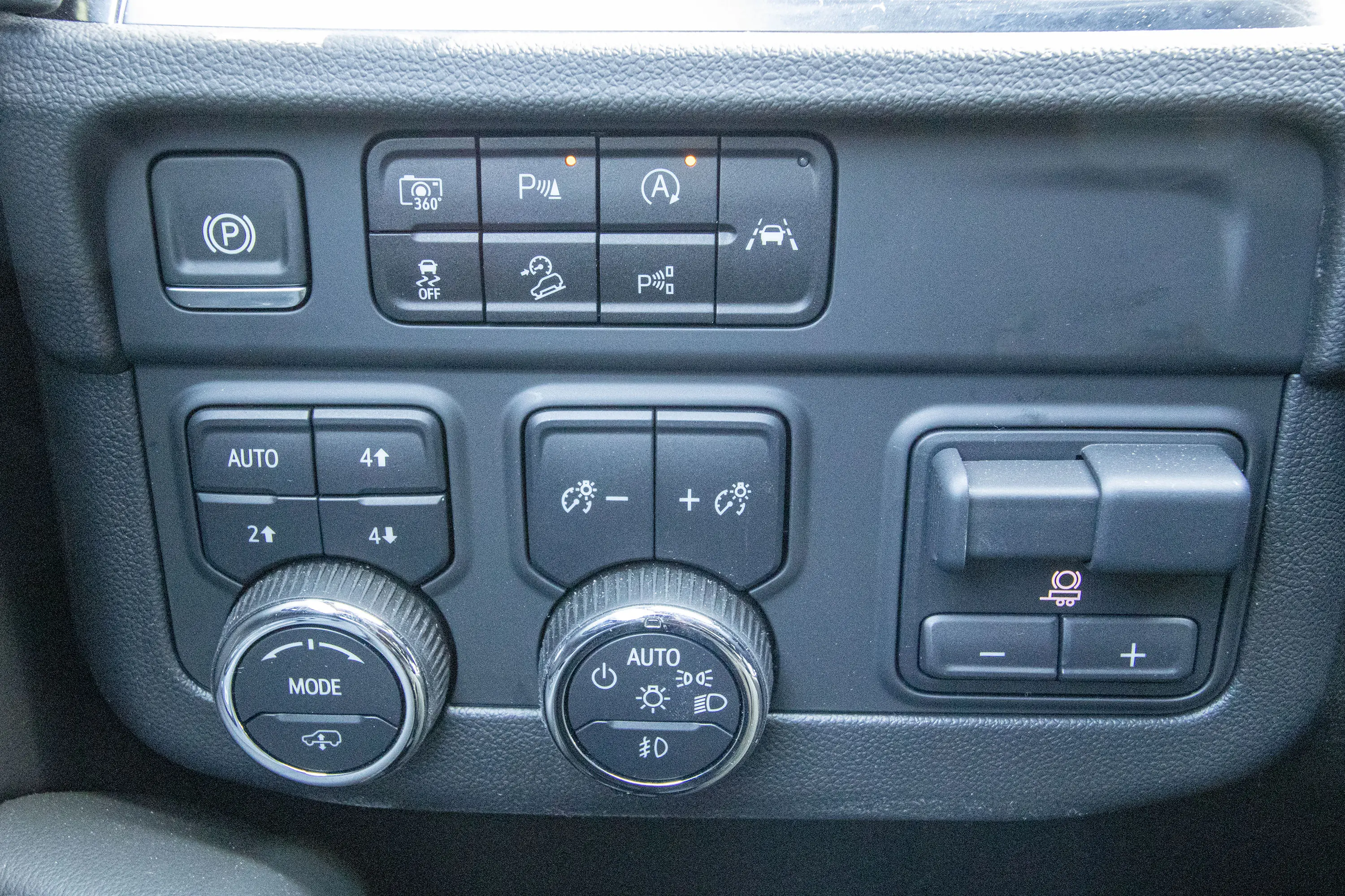 2025 Chevrolet Suburban/Tahoe 4WD Controls and Modes