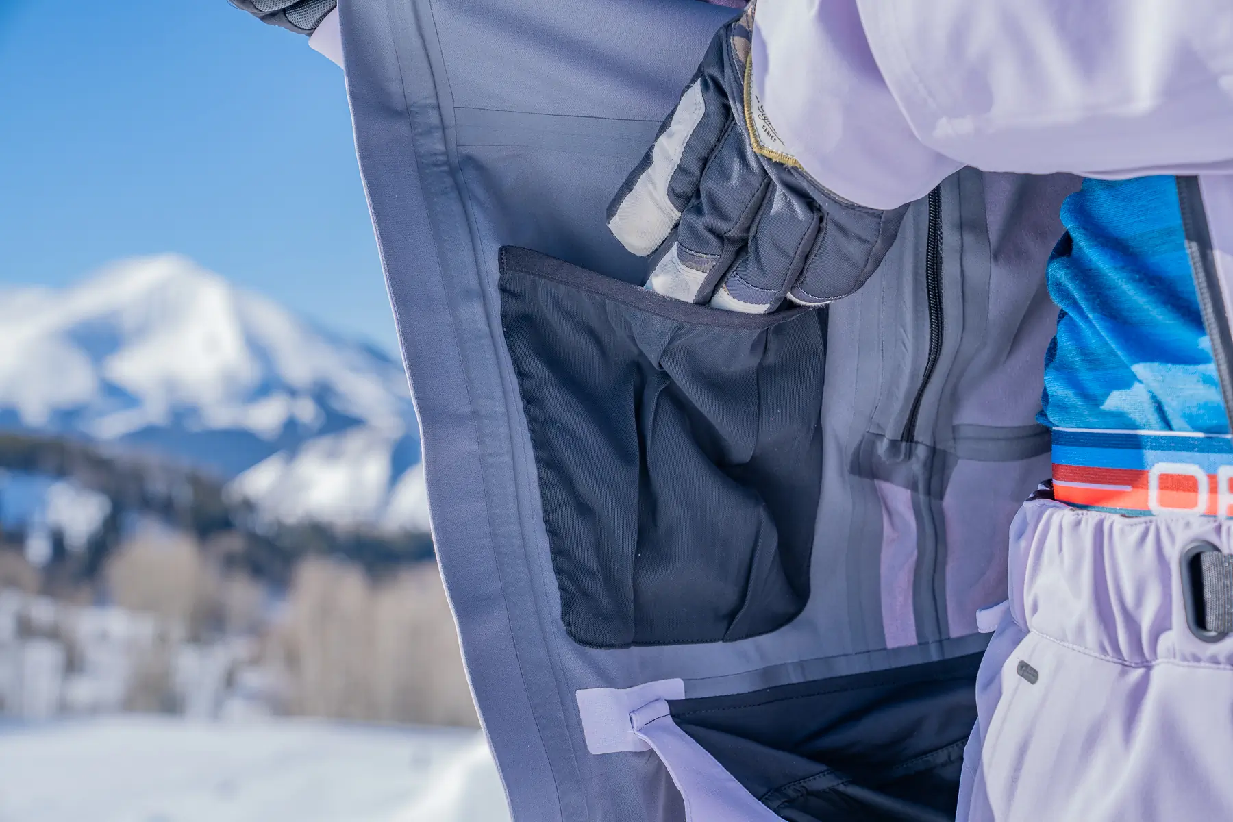 dump pocket on snowboard jacket 