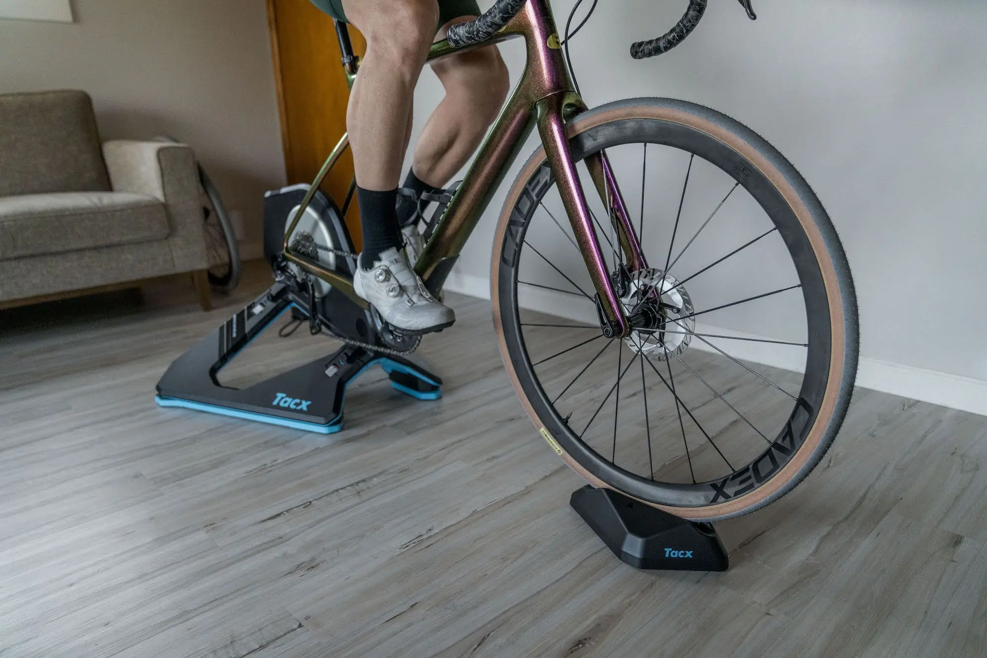 Riding the Garmin tacX Neo bike trainer indoors