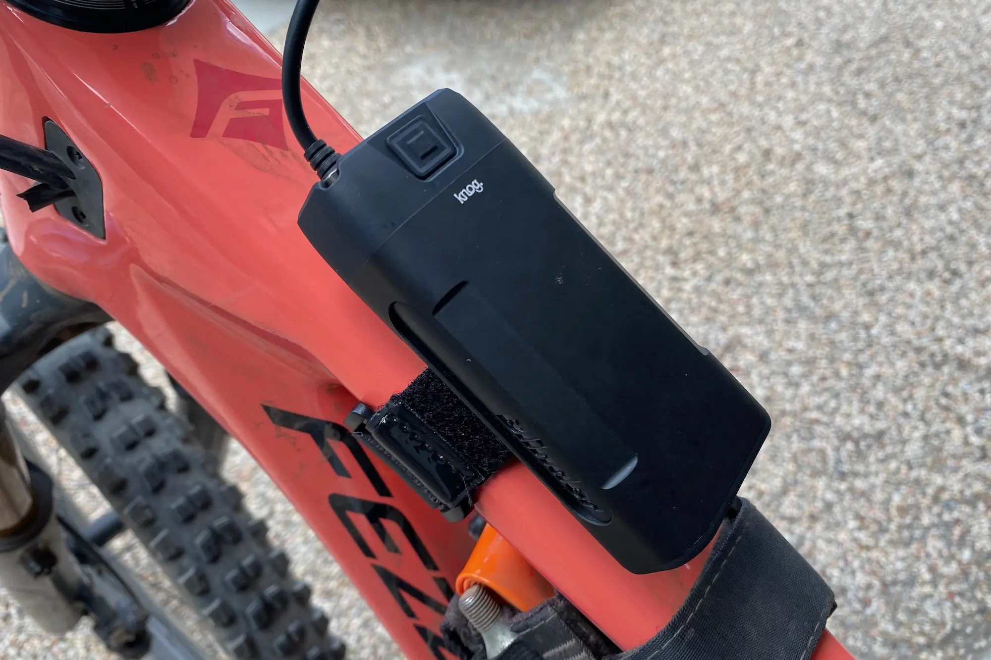 The external battery pack of the Knog Blinder X mountain bike lights