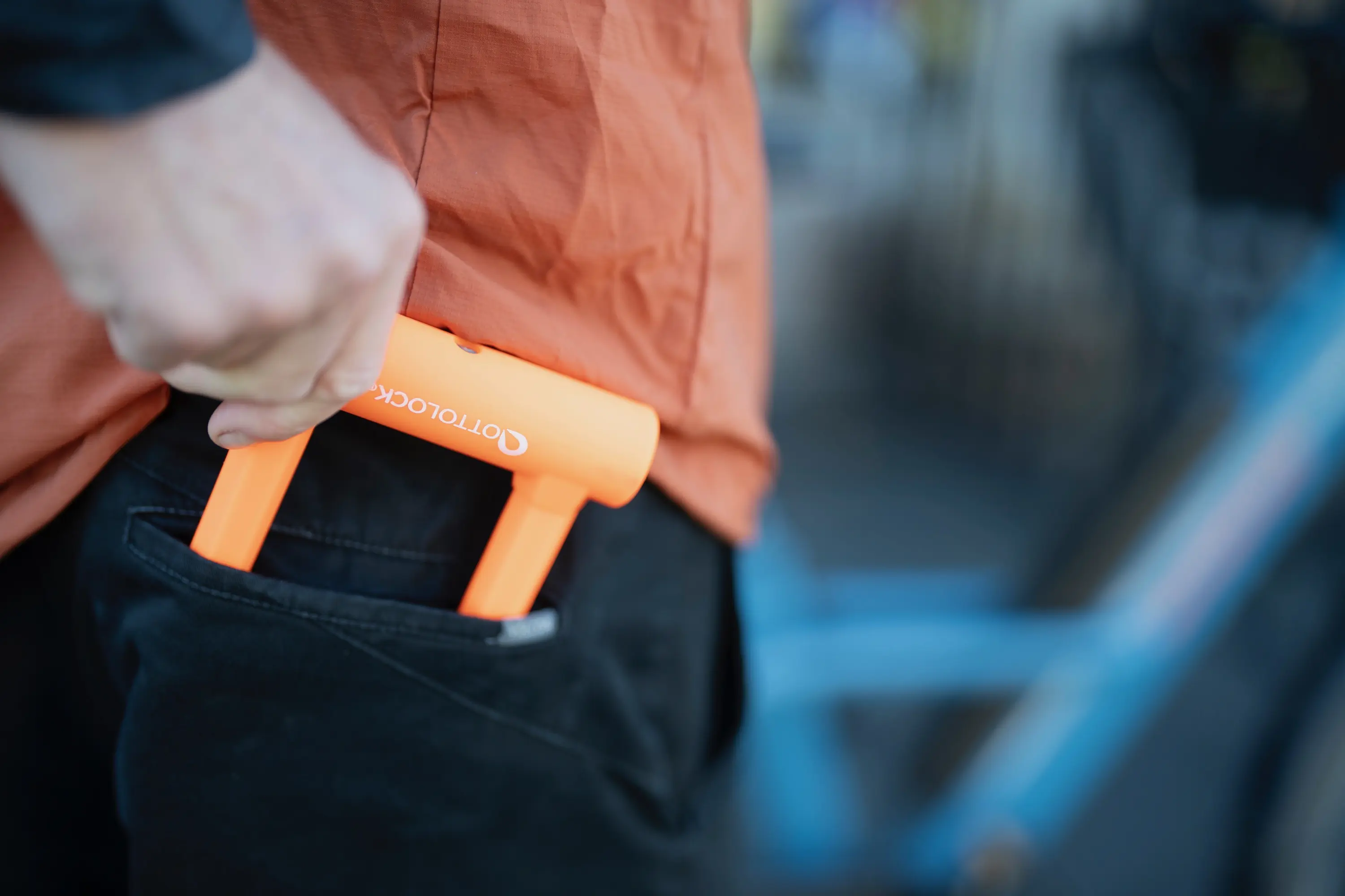 Carrying the Ottolock Sidekick U-lock in the back pocket of a pair of pants
