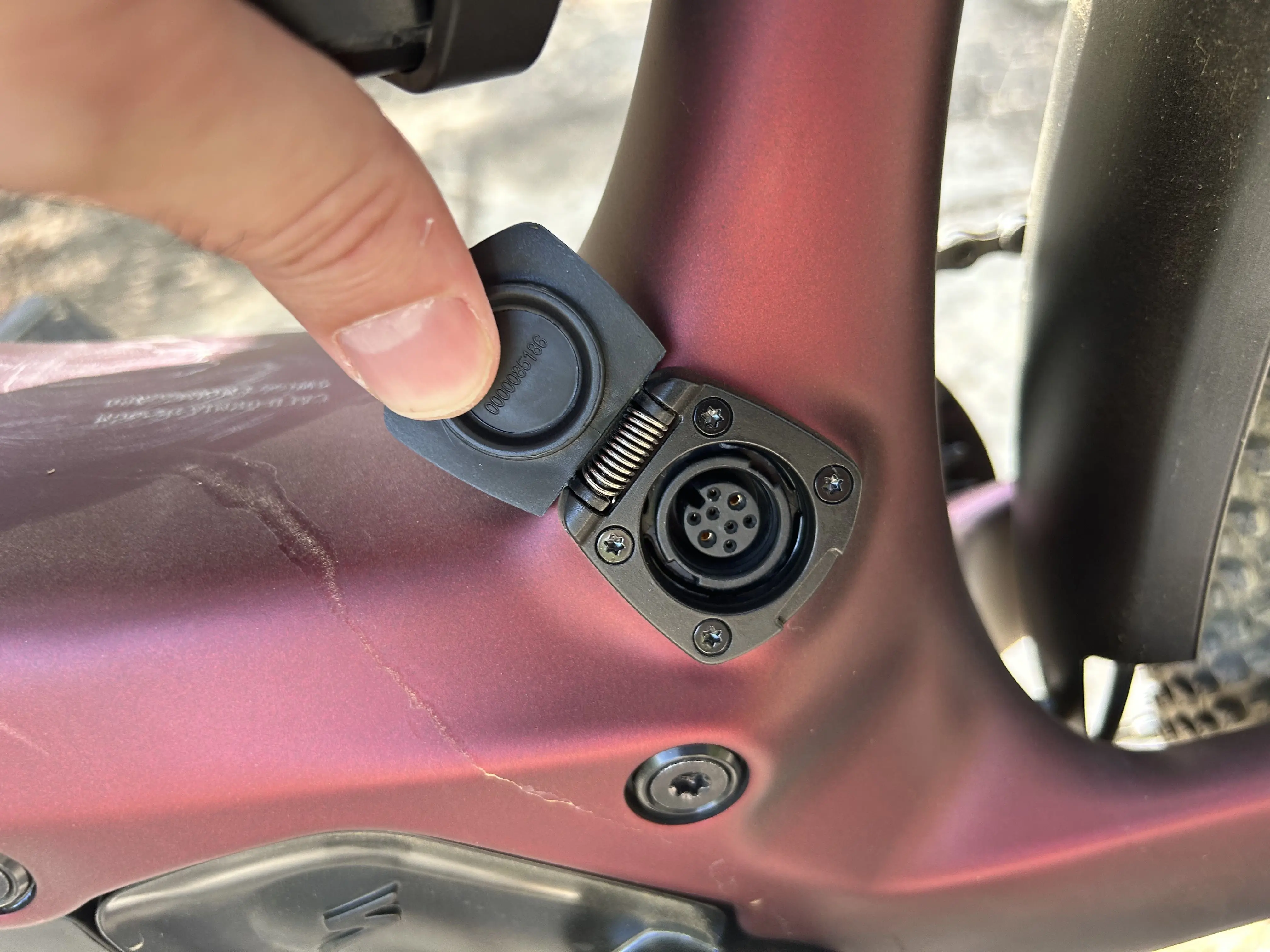 Specialized Vado SL Carbon 6.0 charging port.