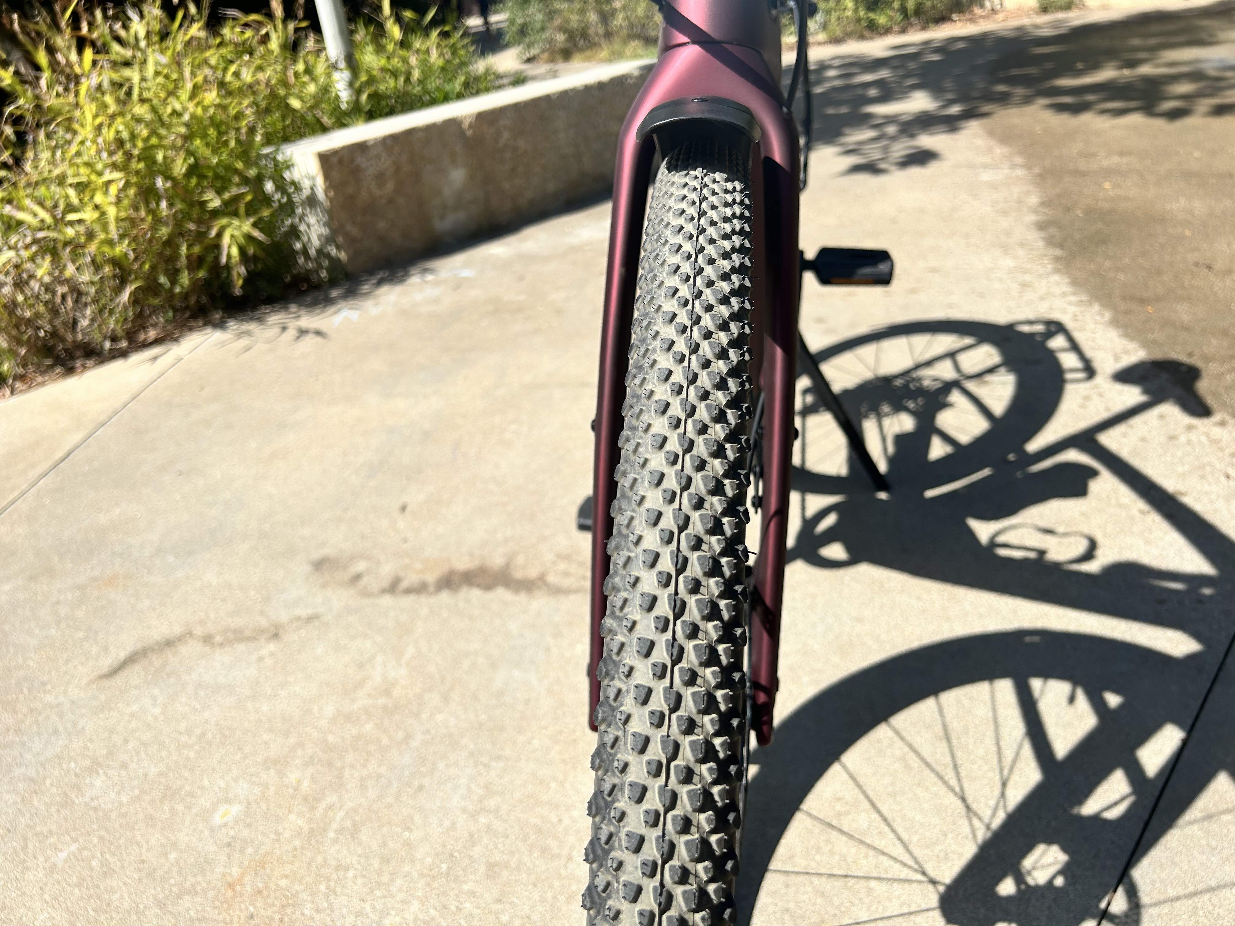 Specialized Vado SL Carbon 6.0 47c tire clearance detail image.