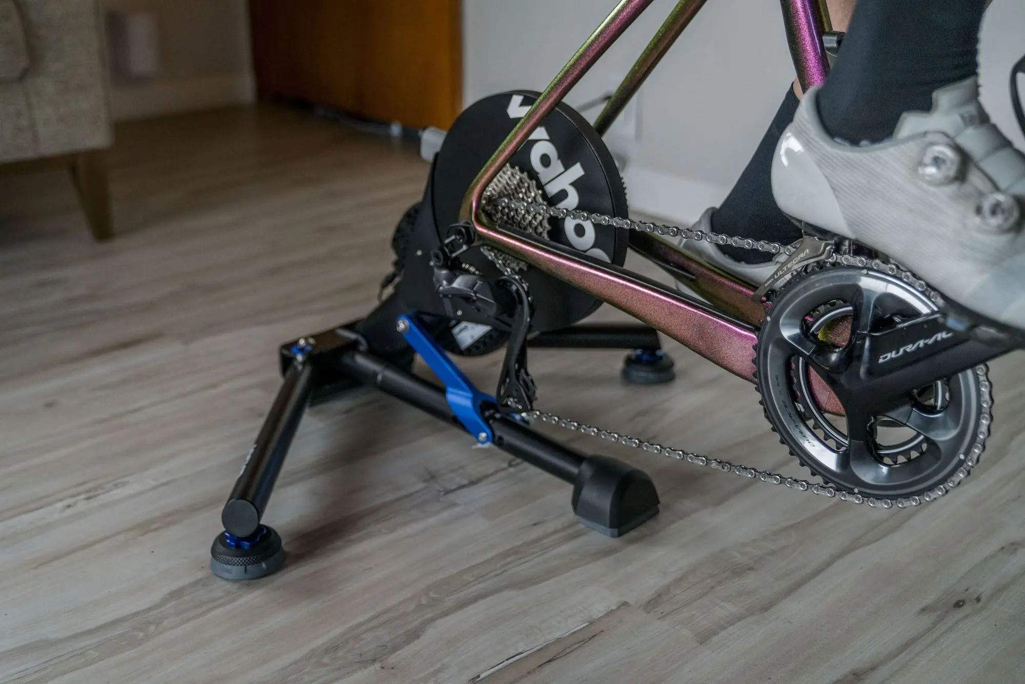The Wahoo Kickr smart trainer and its axis-feet