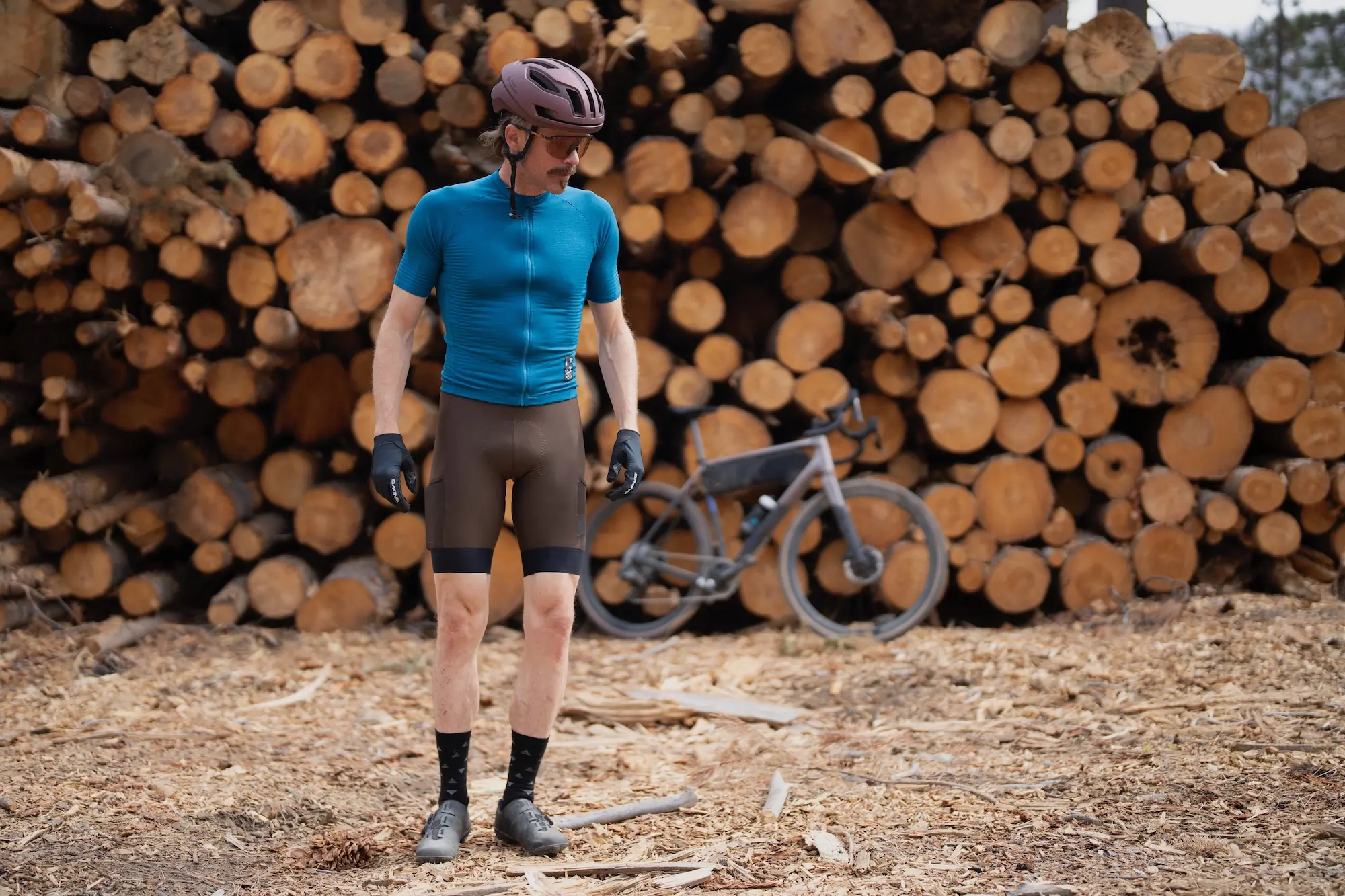 A man wearing a pair of cycling bibs that fit properly