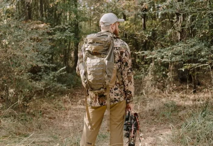 man wearing kifaru shape charge pack