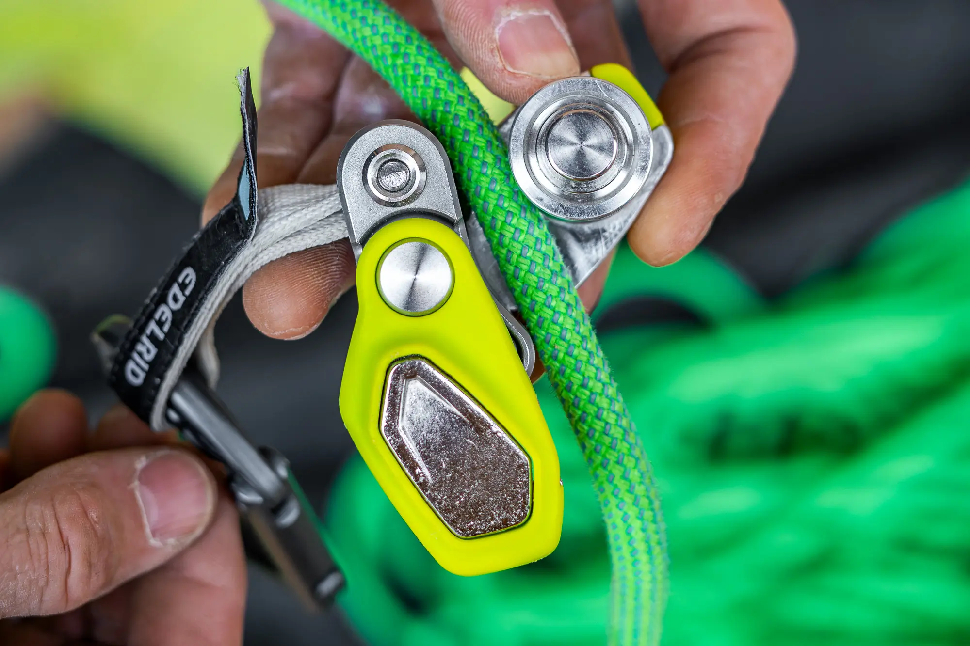 Edelrid OHMEGA being loaded with a rope