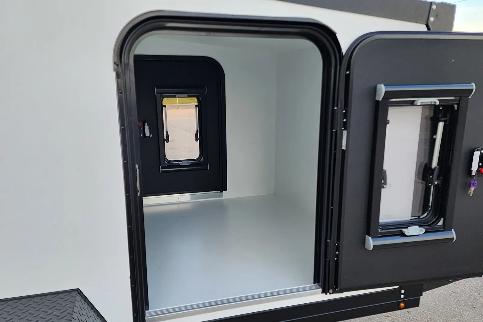 2025 Boreas Campers UB_doors