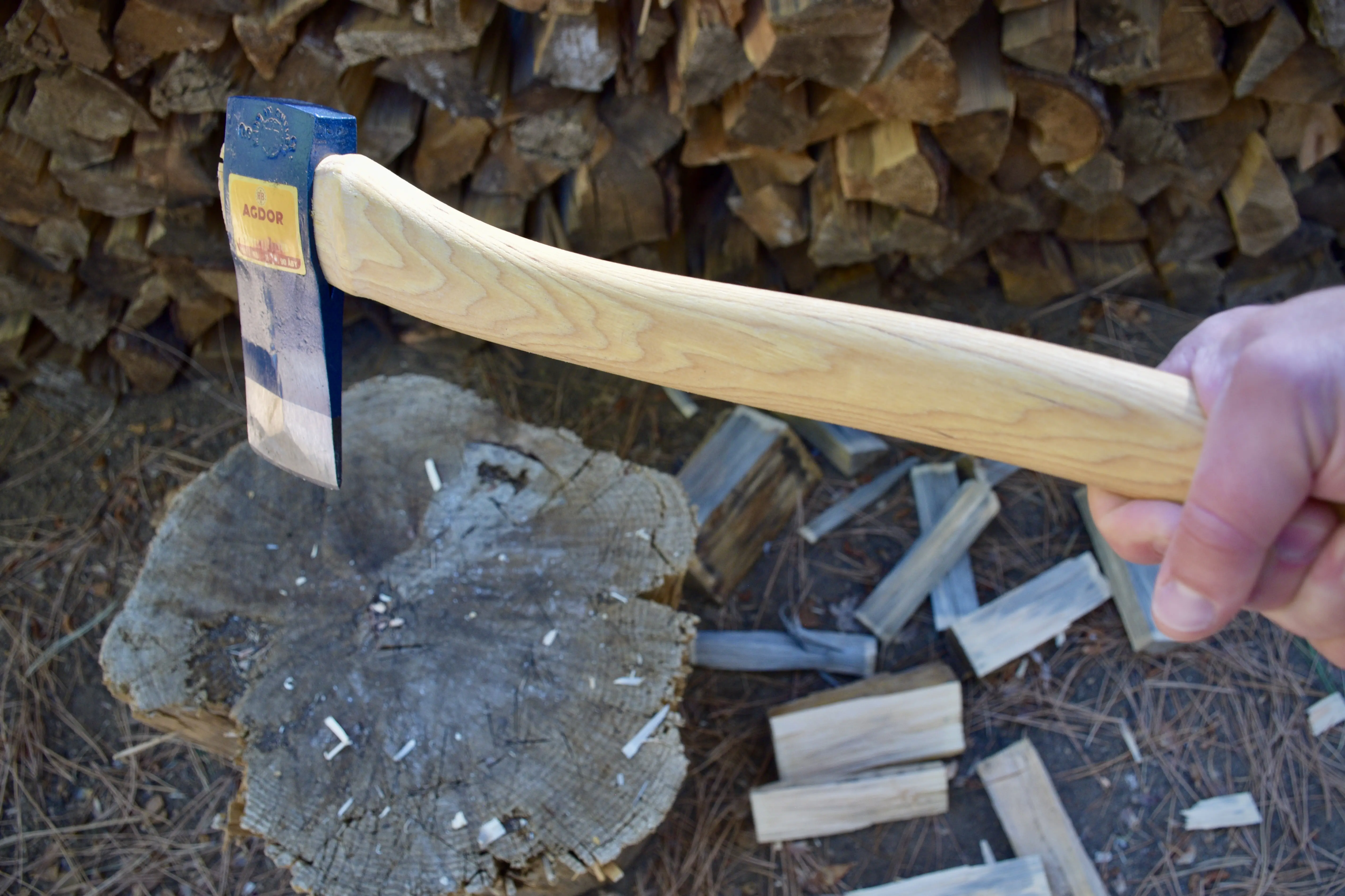 a man holding the hults bruk agdor 20 splitting axe in one hand