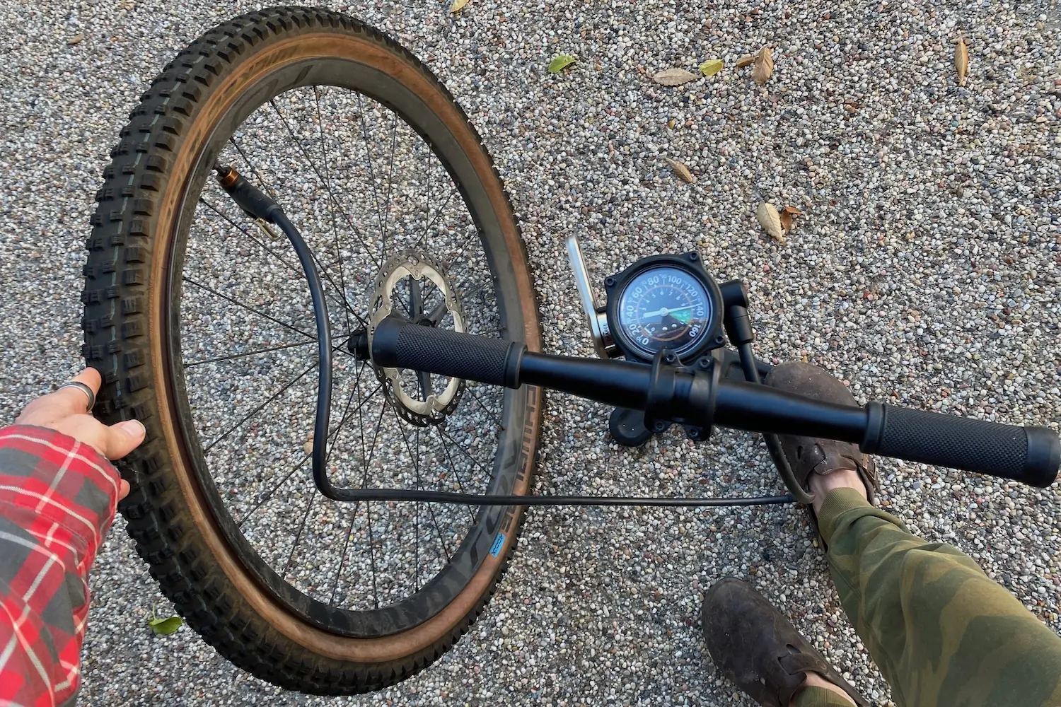 Seating a tubeless mountain bike tire with the Blackburn Chamber Tubeless bike pump