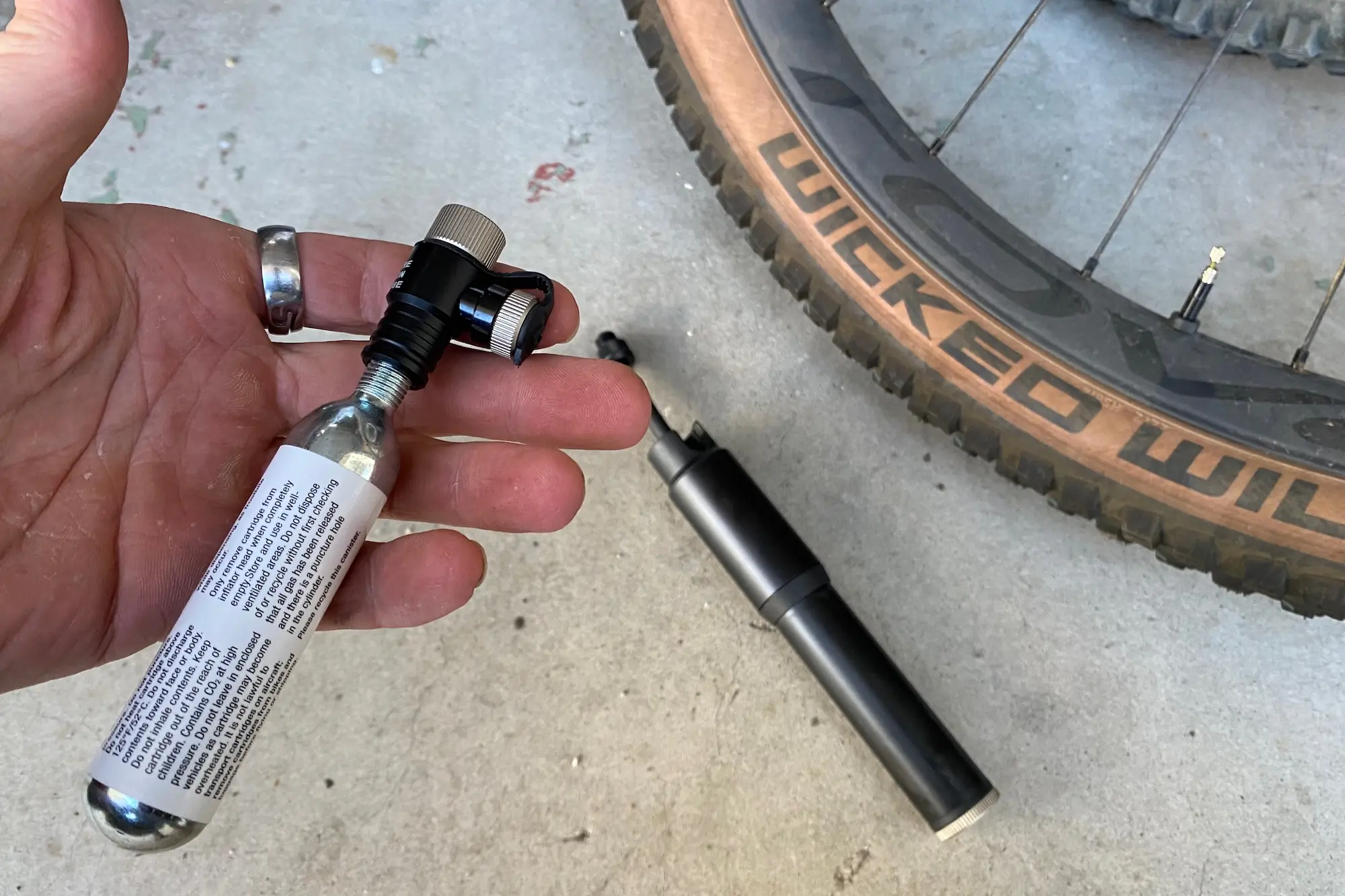 The adaptable head of the Blackburn Mammoth CO2 mini-pump also works as a CO2 inflator