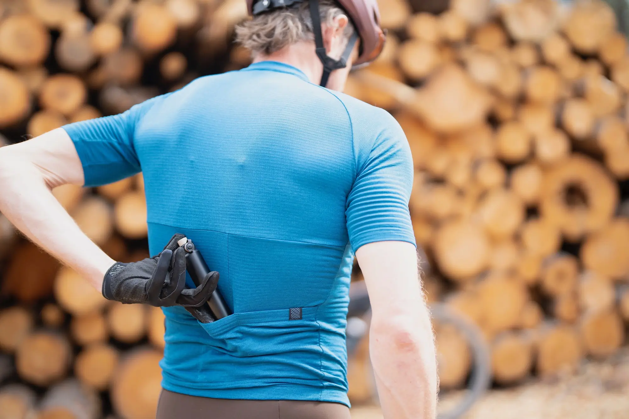 Stashing the Blackburn Mammoth CO2 Mini-Pump in a jersey pocket before a gravel ride