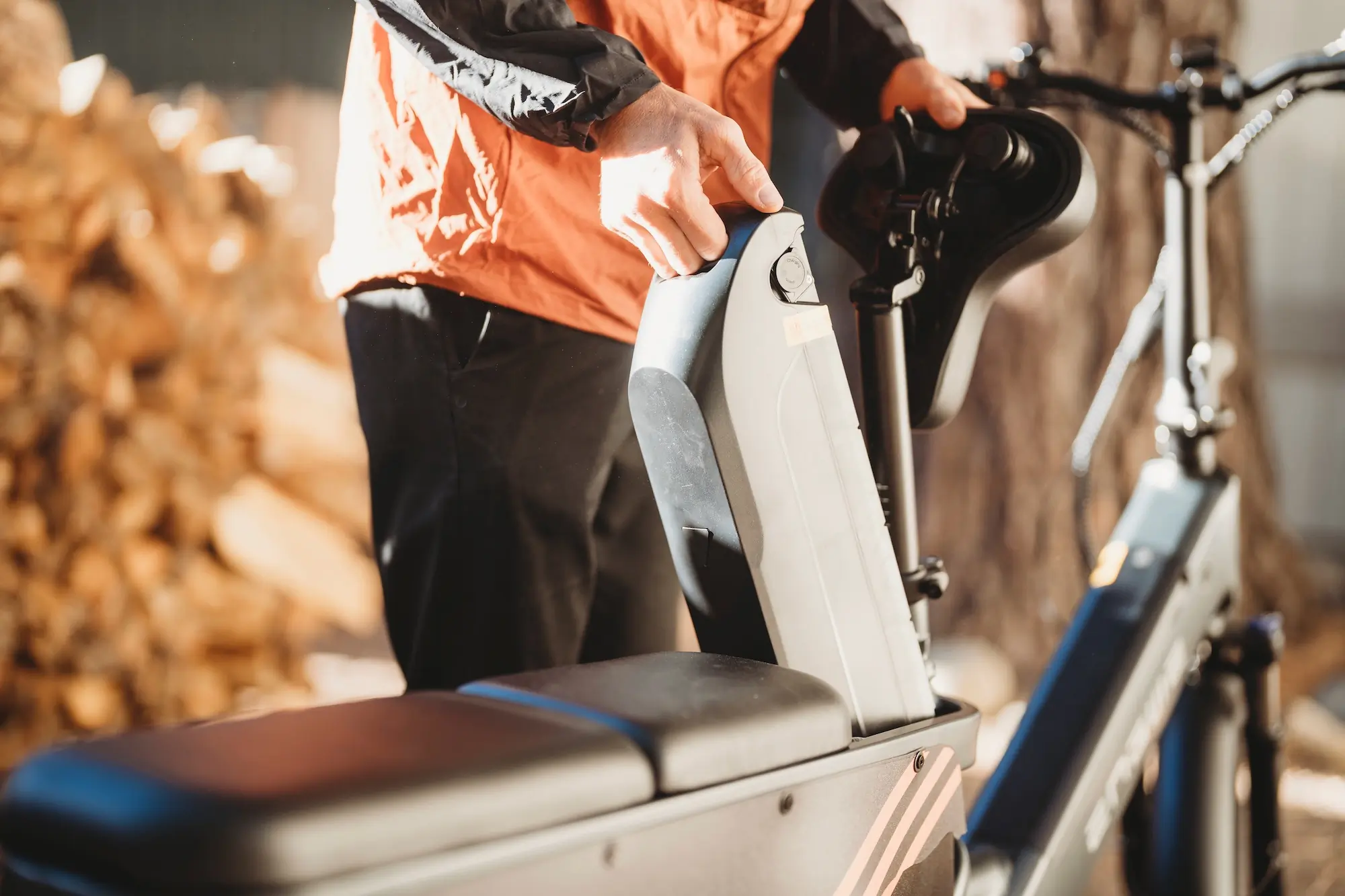 Removing the second battery from the dual-battery capable ENGWE LE20 electric cargo bike