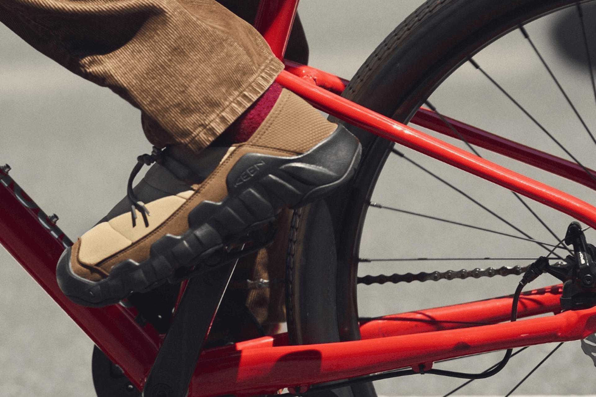 HyPowser Cushback shoe on red bike pedals