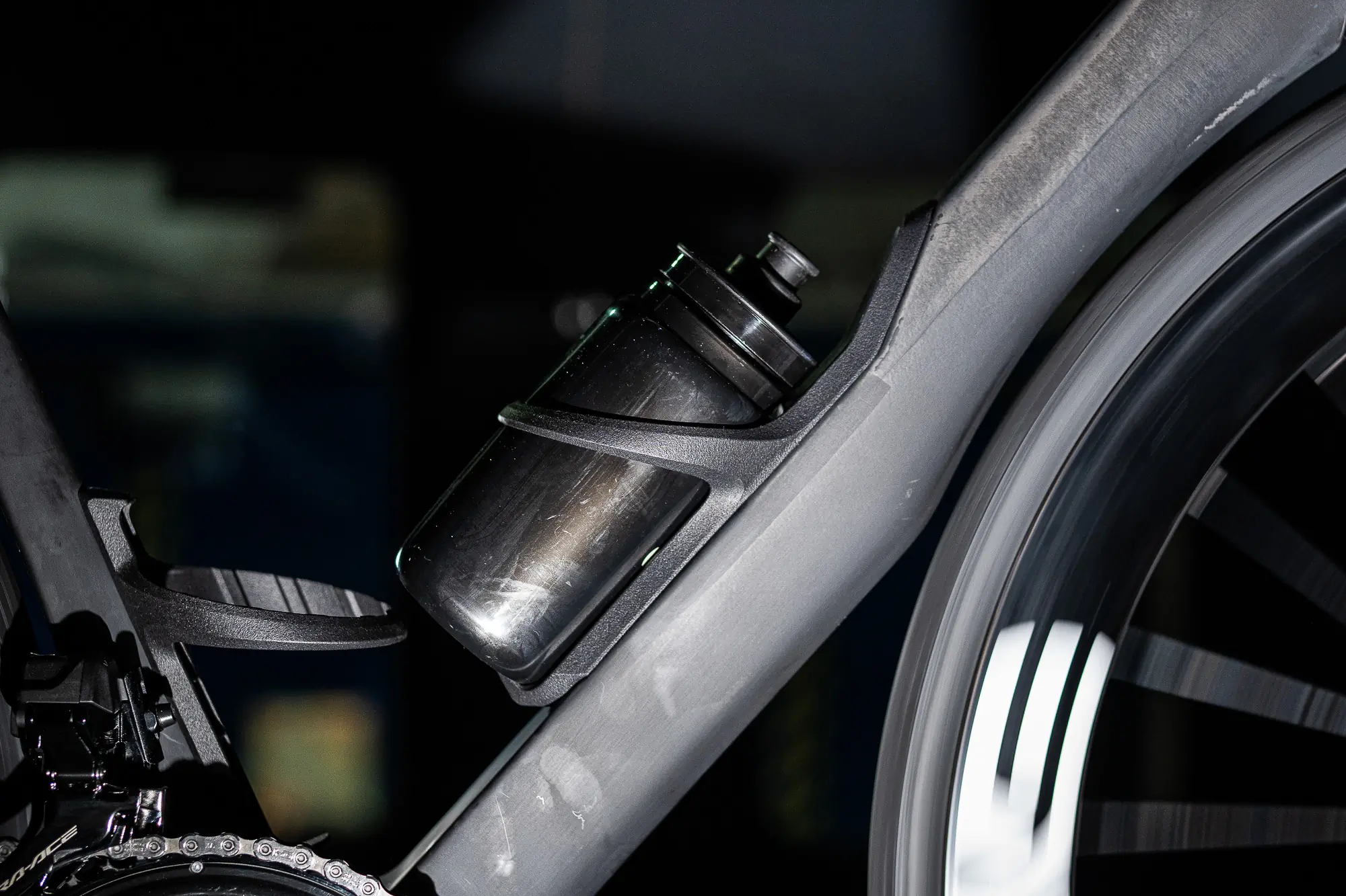 Conlago Y1Rs bottle cage area