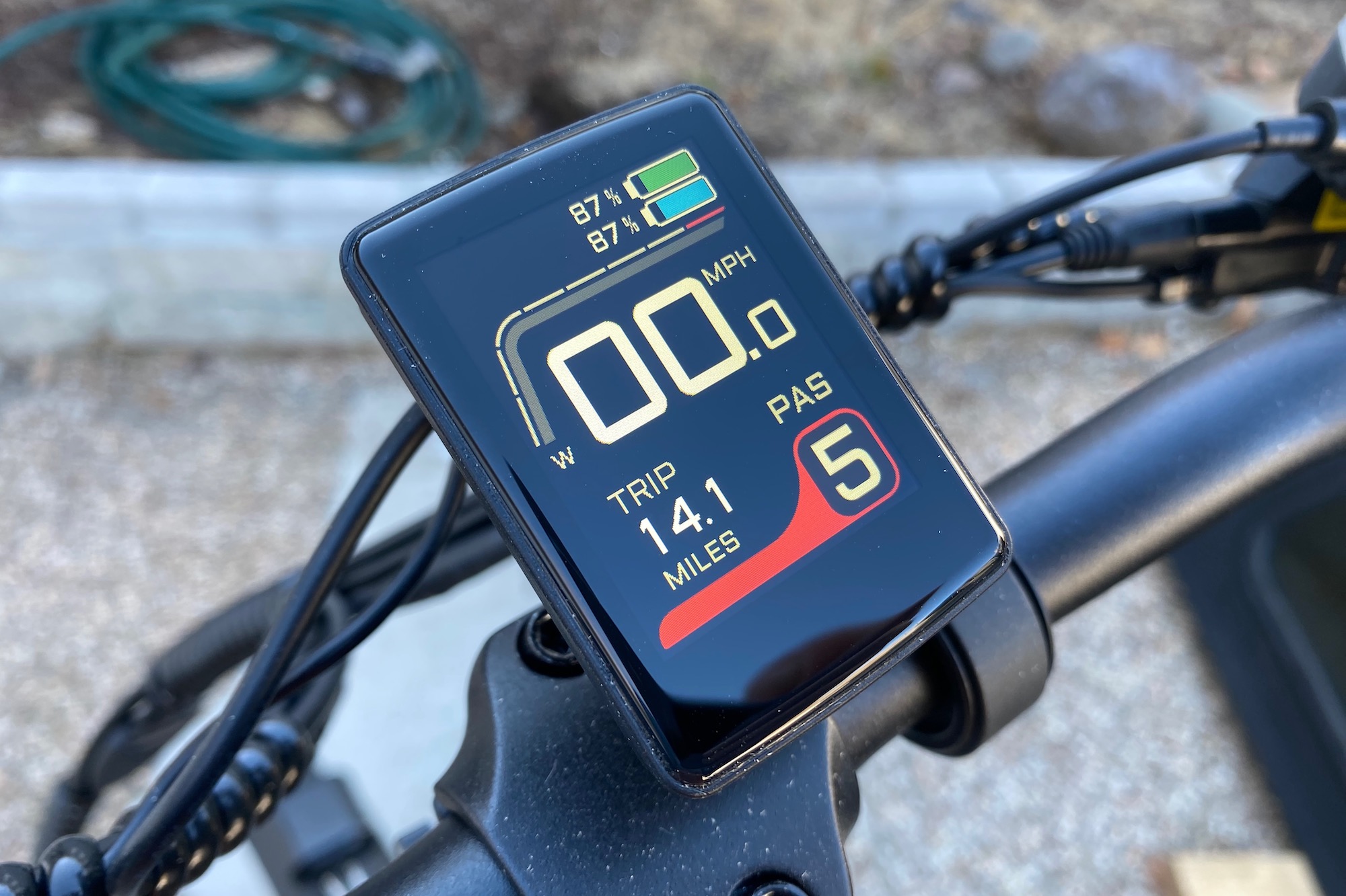 The color display on the ENGWE LE20 electric cargo bike