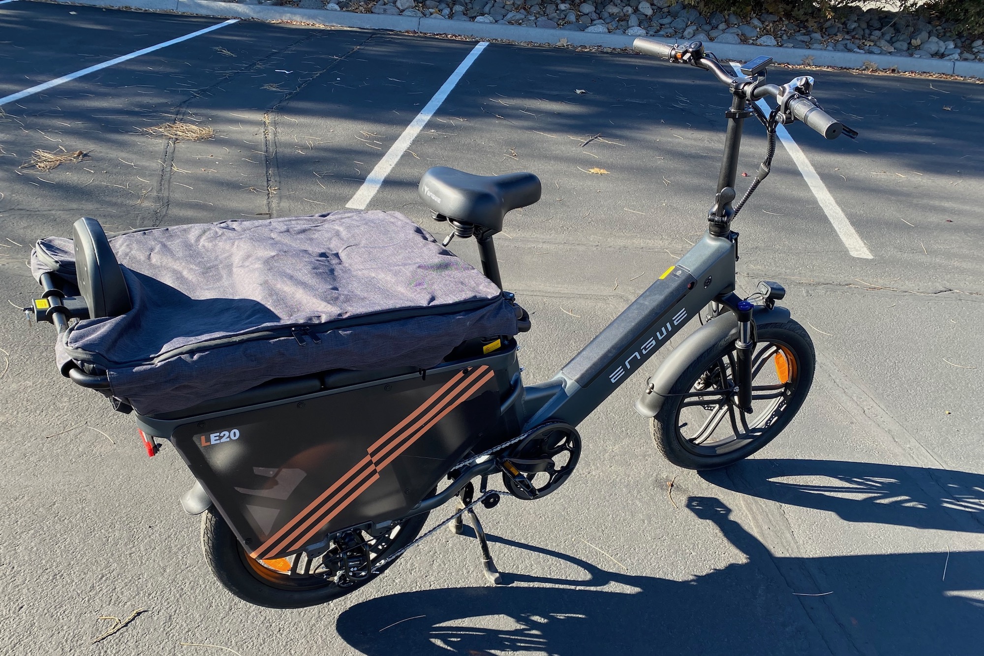 The ENGWE LE20 with the guardrail and cargo bag installed