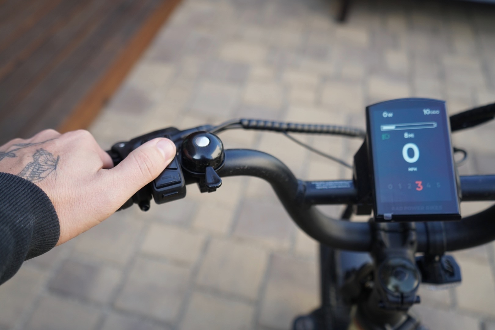 A look at the unique handelebar and the control/display unit on the Tern Vektron S10 folding electric bike