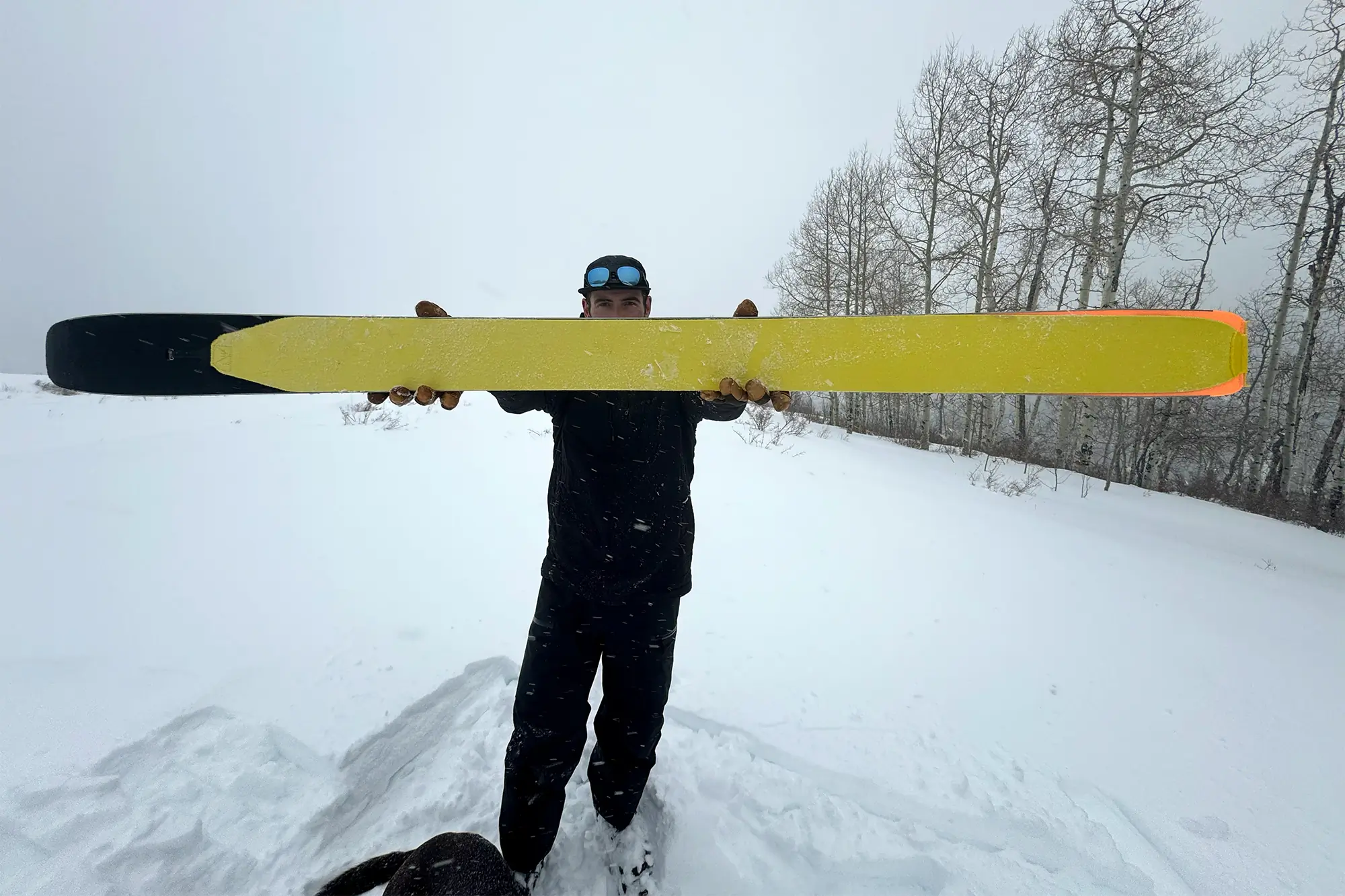 Showcasing the vibrant yellow base of the 4FRNT Nevar ski in snowfall