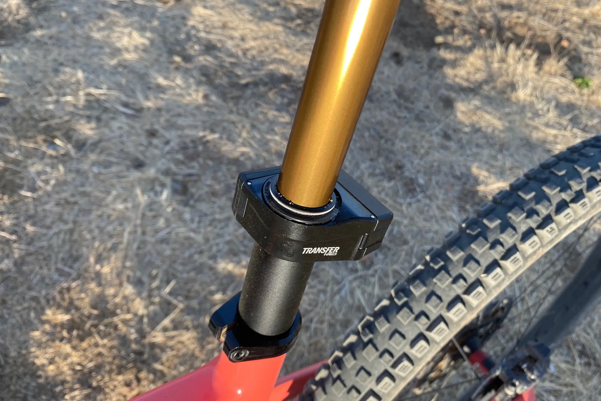 Looking at the blocky shape of the battery and controller on the Fox Transfer Neo dropper post