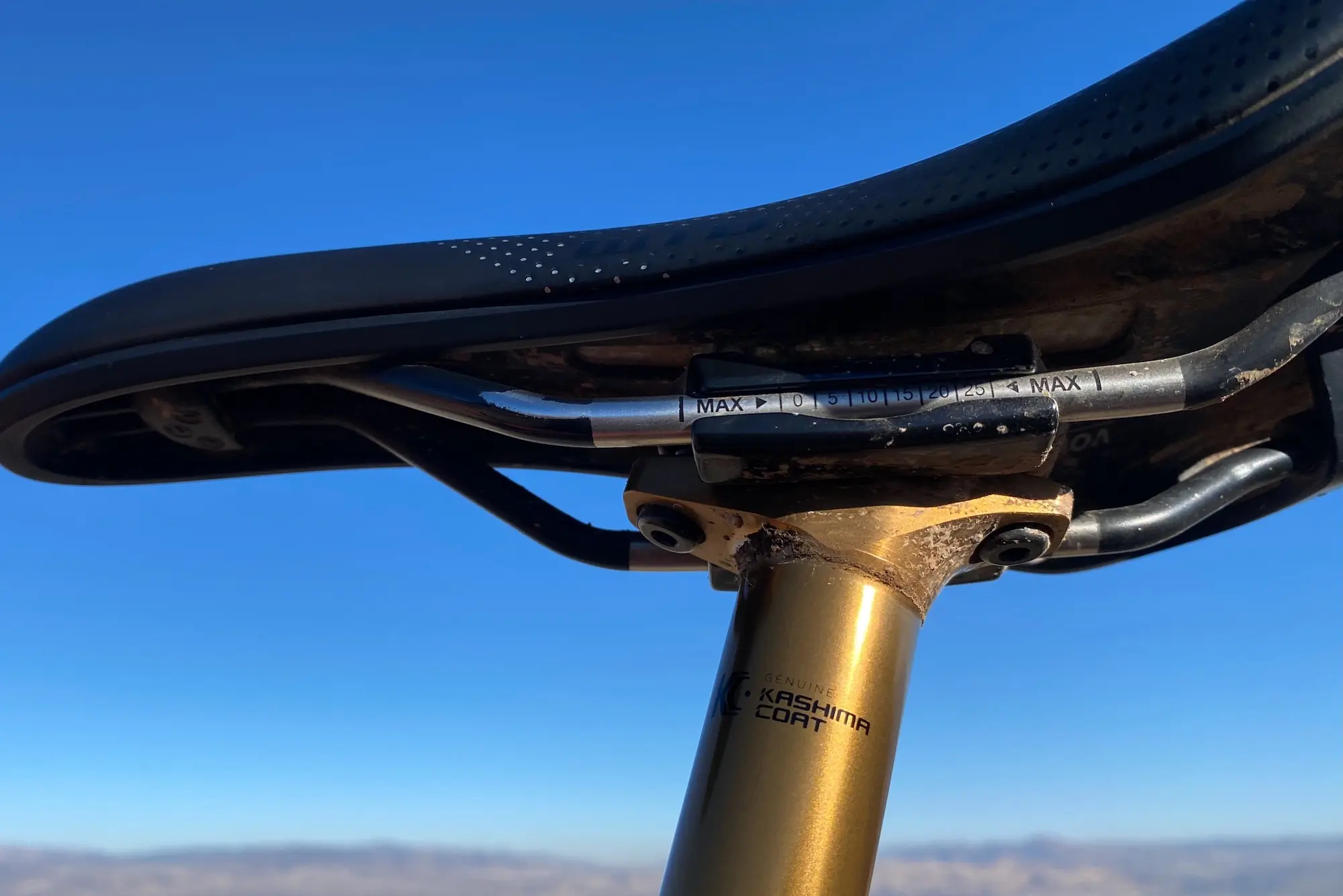 A close-up look at the saddle clamp on the Fox Transfer Neo dropper post