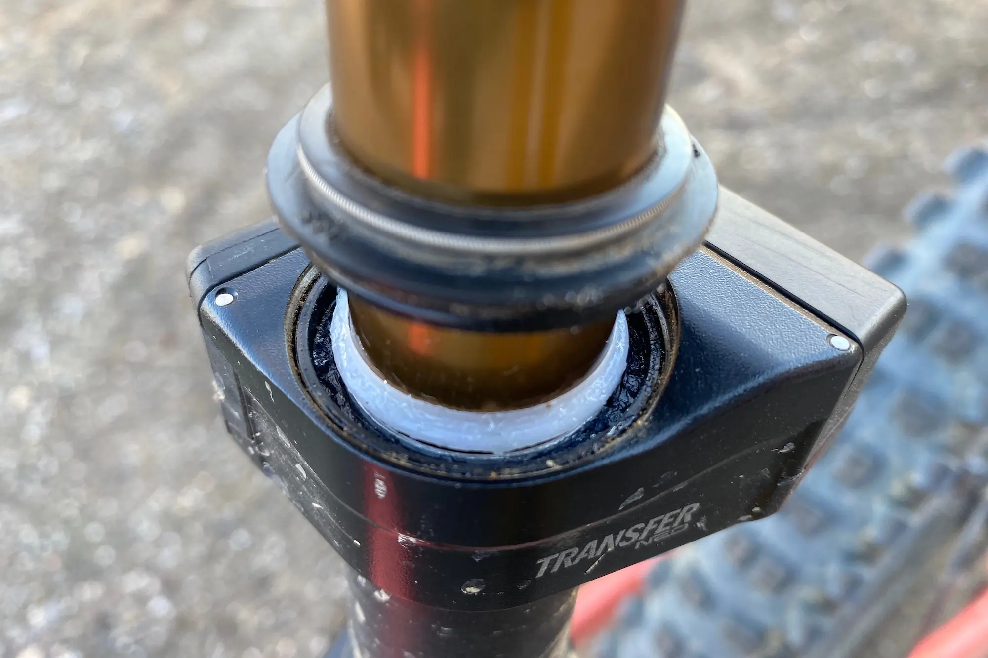 A look under the dust wiper on the Fox Transfer Neo dropper post