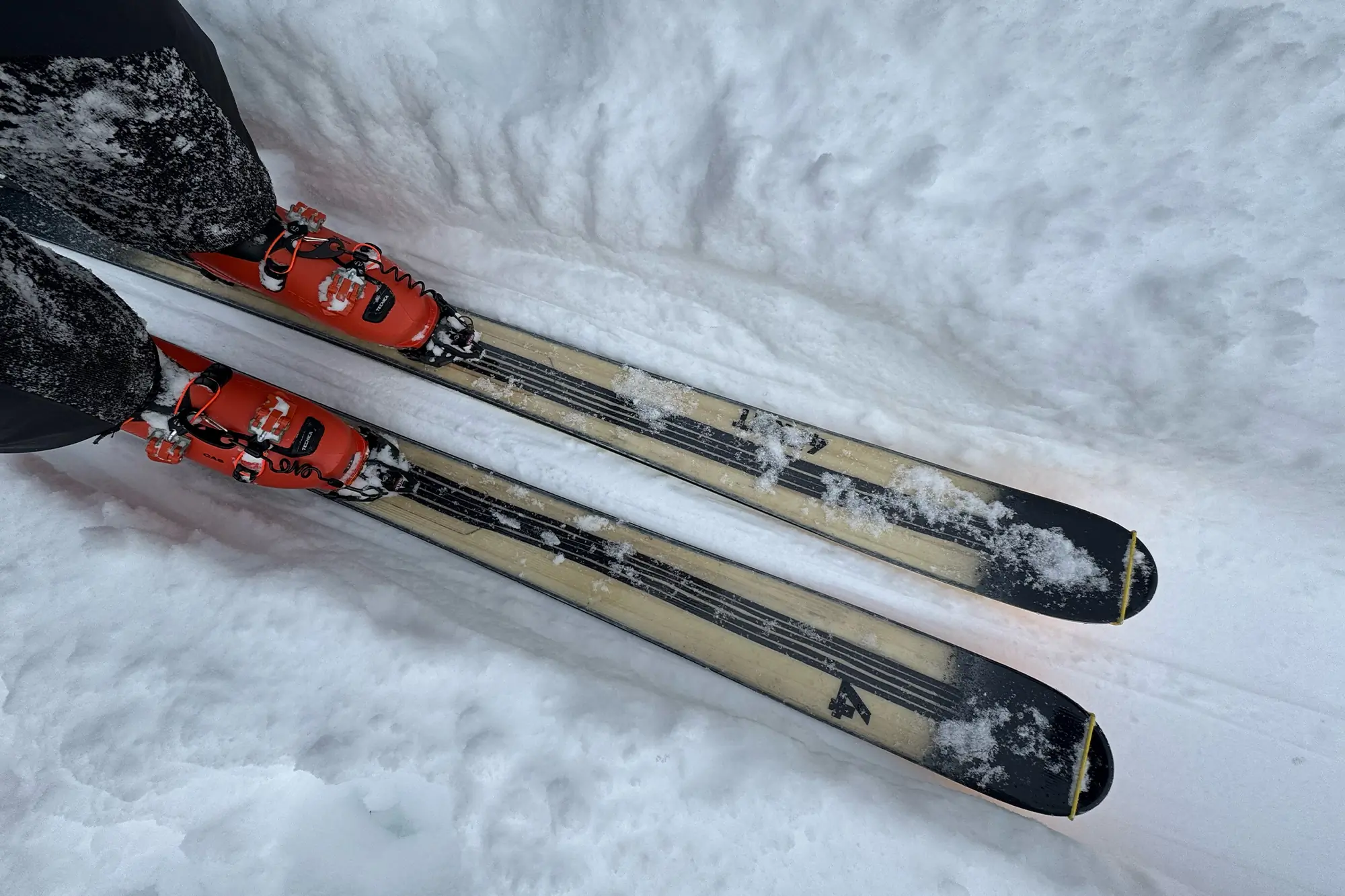 The 4FRNT Nevar skis paired with backcountry boots in deep snow