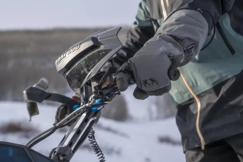 Heavy-Duty Lobster Mittens for Frigid Conditions: KUIU Northstar Glomitt