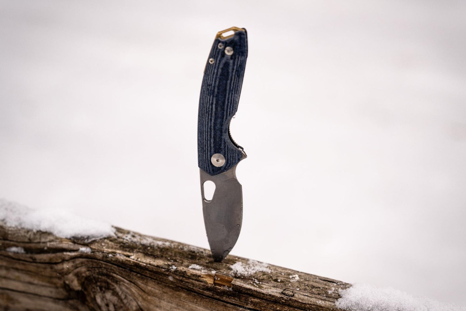 ACE Tribeca knife stuck in a snowy wooden railing
