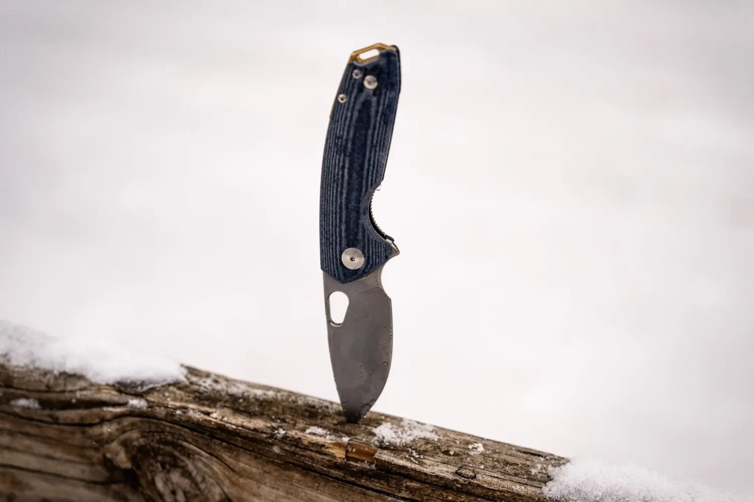 ACE Tribeca knife stuck in a snowy wooden railing
