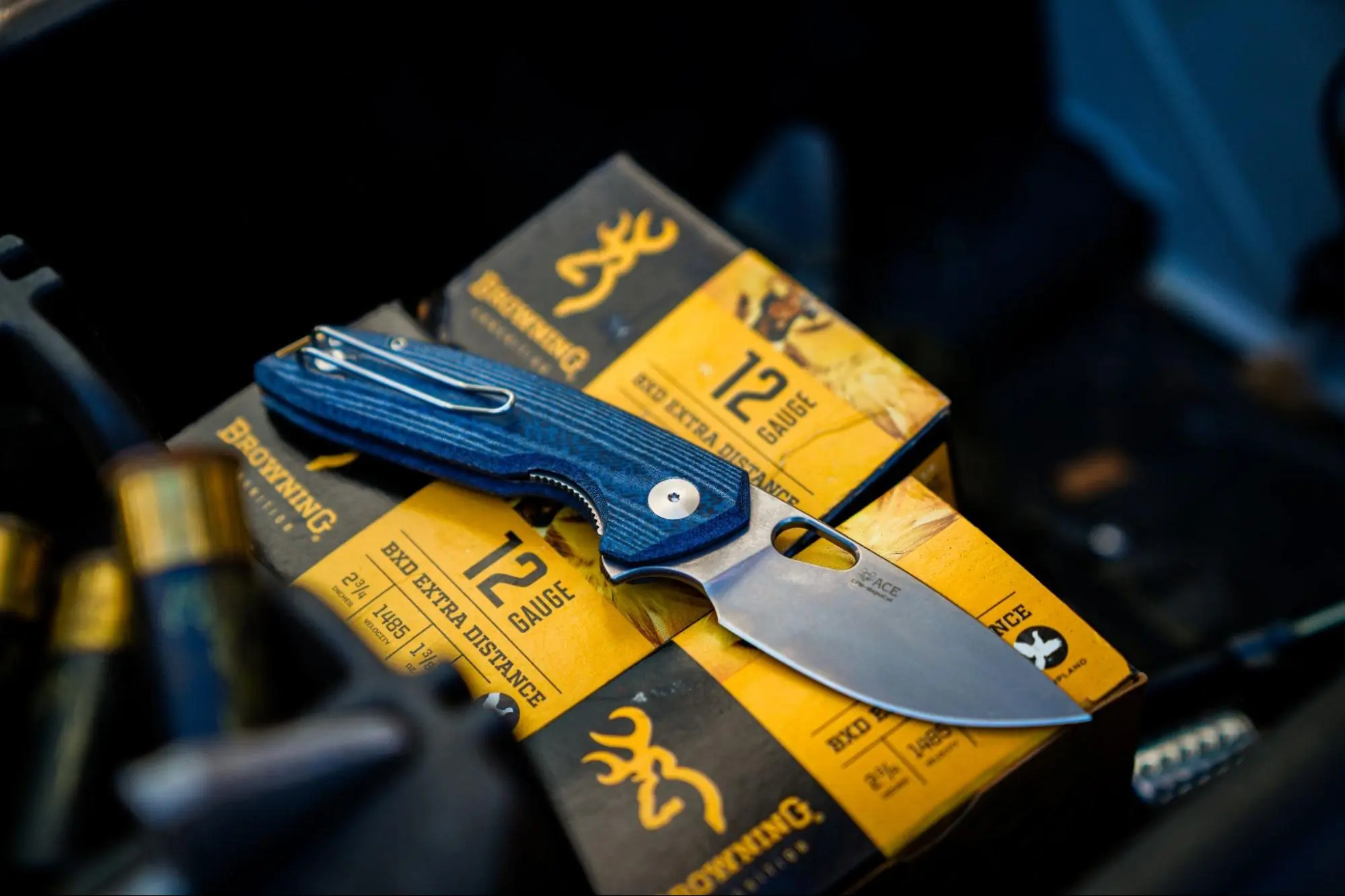 GiantMouse ACE Tribeca knife resting on boxes