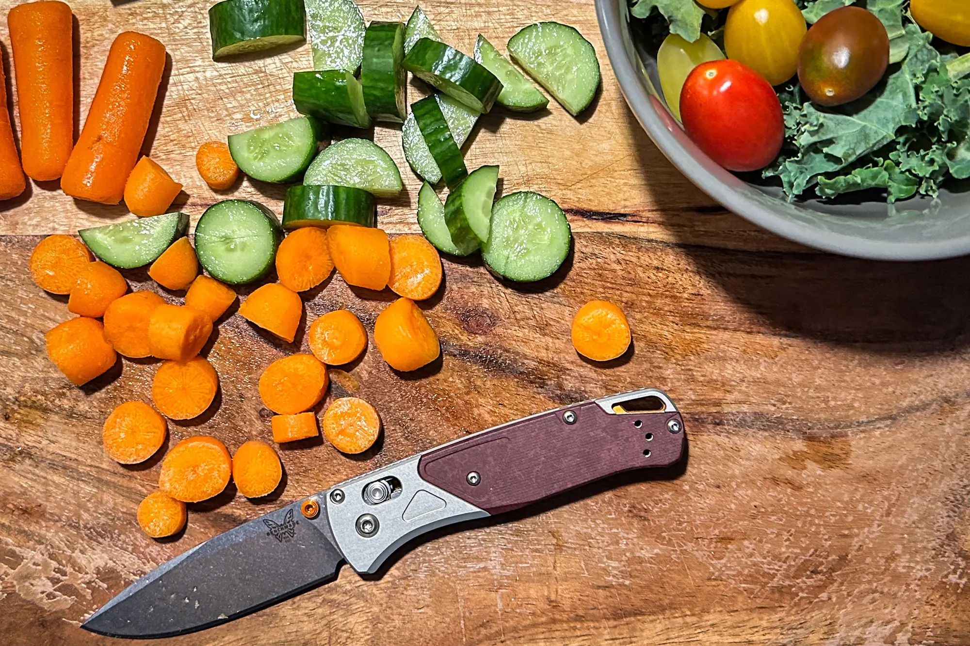 The Benchmade Bugout 535-09 is being used to cut a piece of paracord