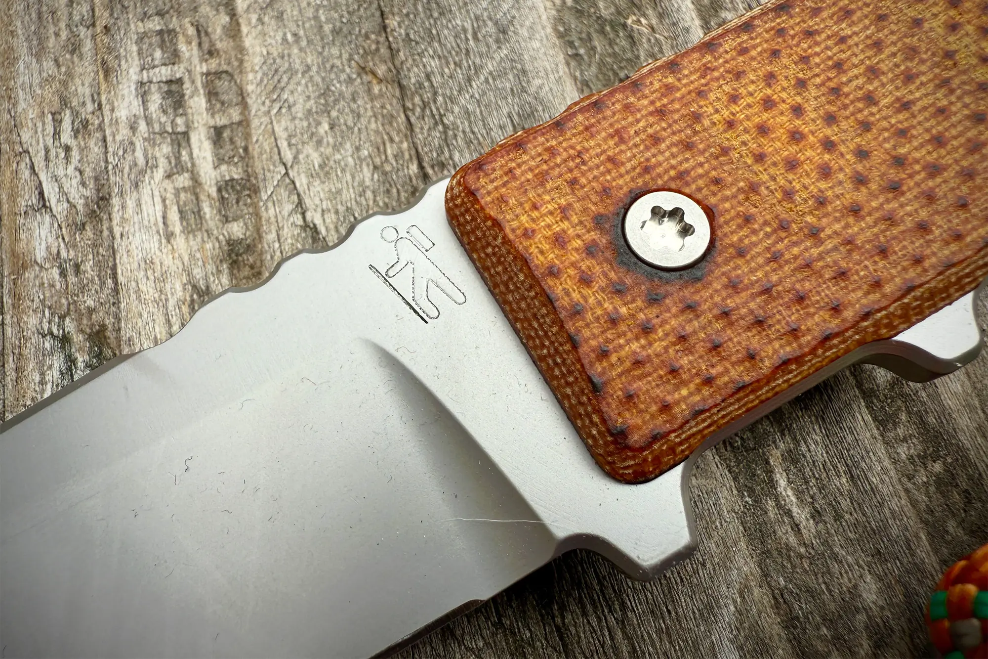 Close-up of the Dauntless Manufacturing Hiker blade and textured handle