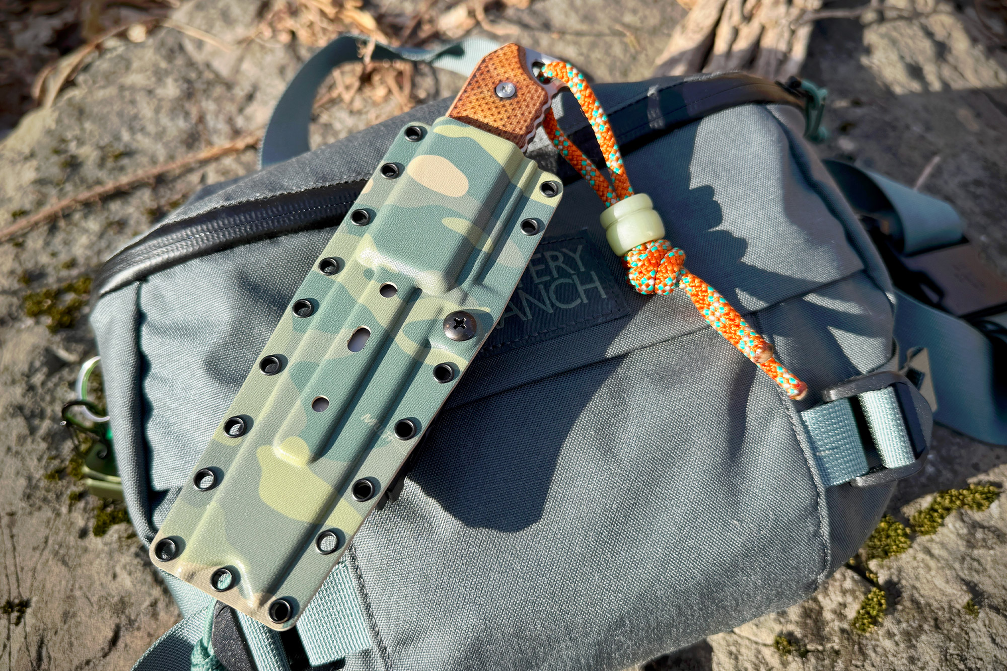 Dauntless Manufacturing Hiker sheath attached to a bag, paracord visible