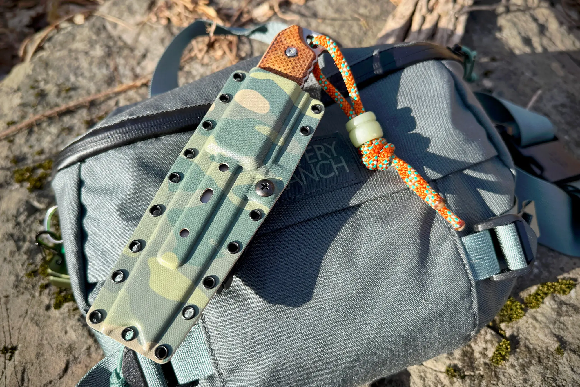 Dauntless Manufacturing Hiker sheath attached to a bag, paracord visible