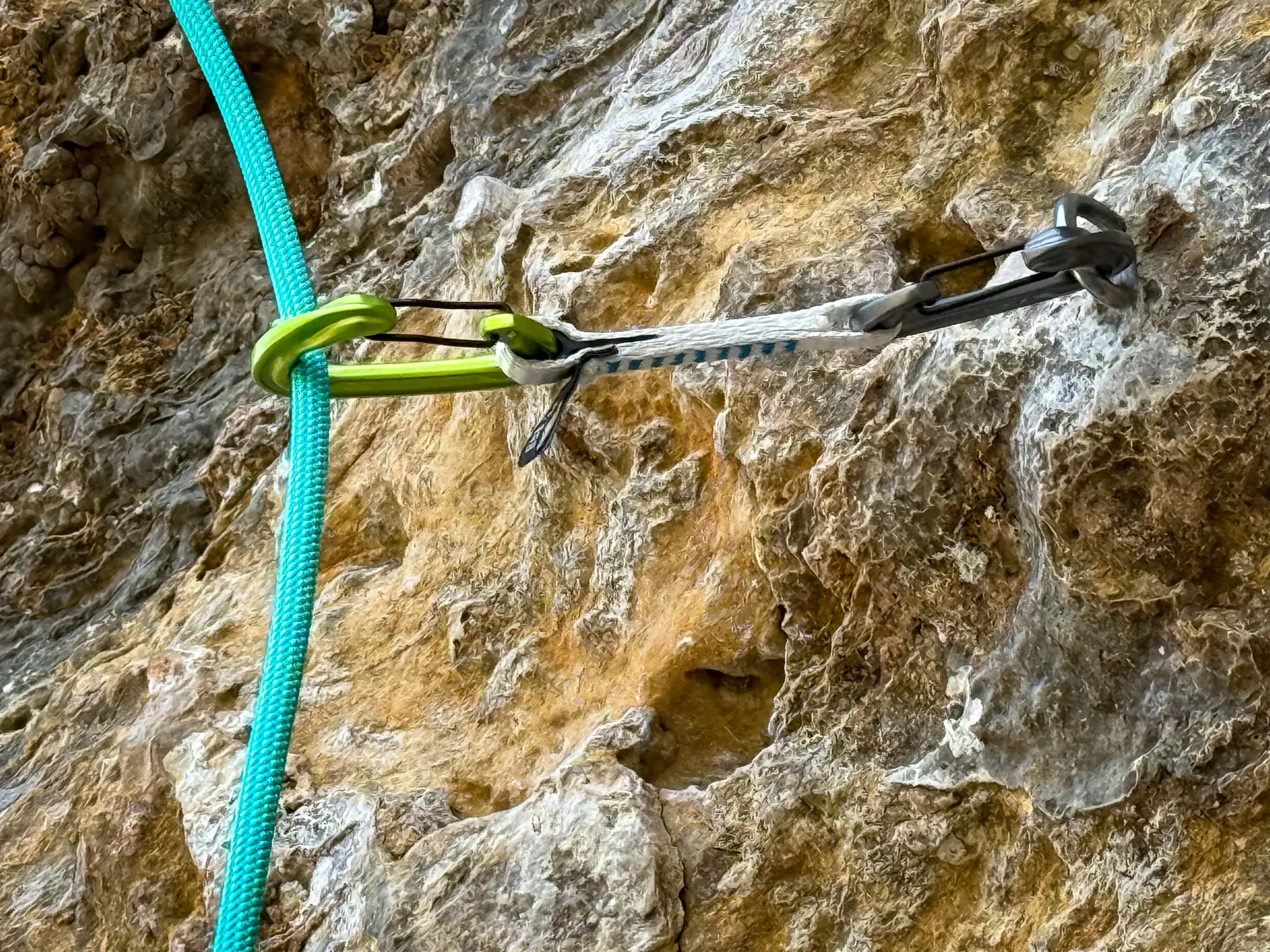 climbing rope going through a quickdraw