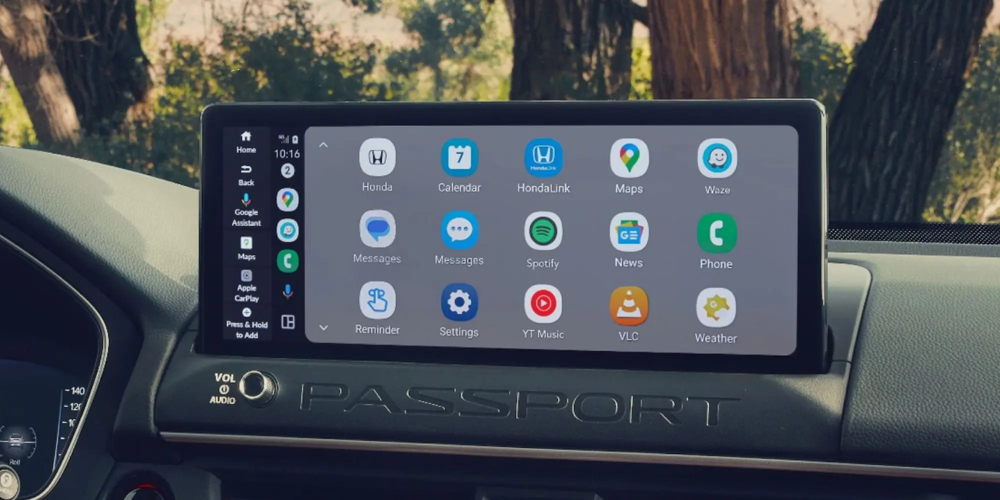 Color display screen in the Honda Passport TrailSport Elite
