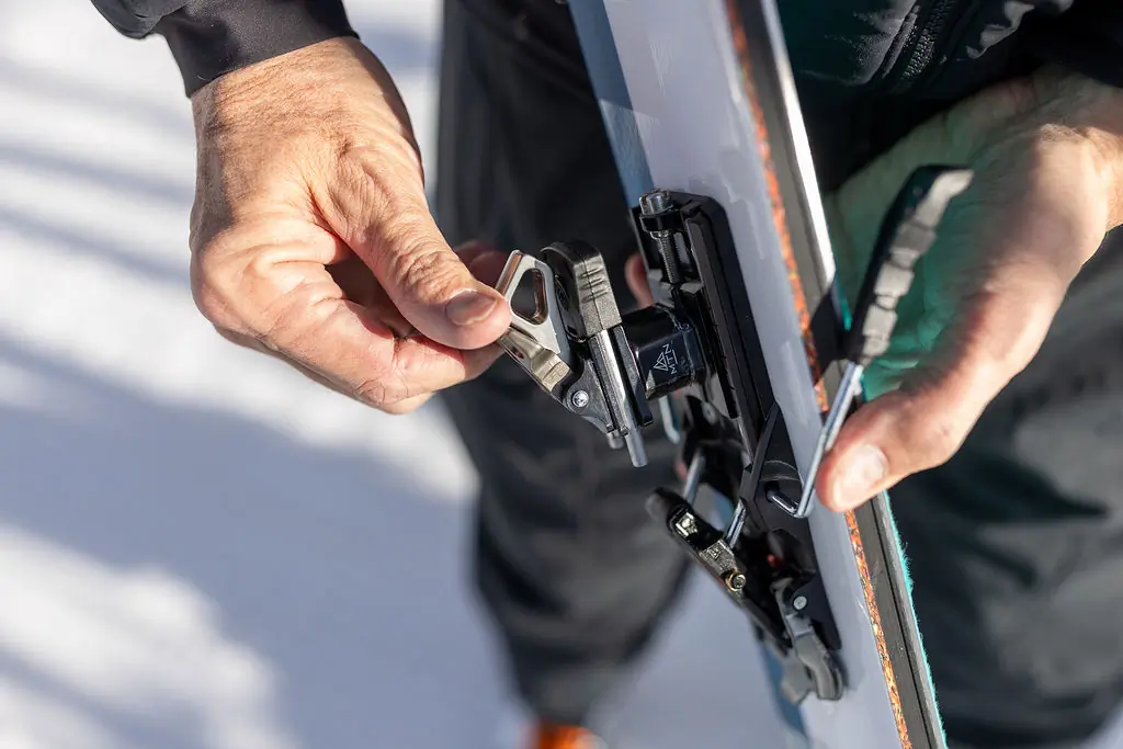 Adjusting the Salomon MTN Pure heel riser for uphill touring