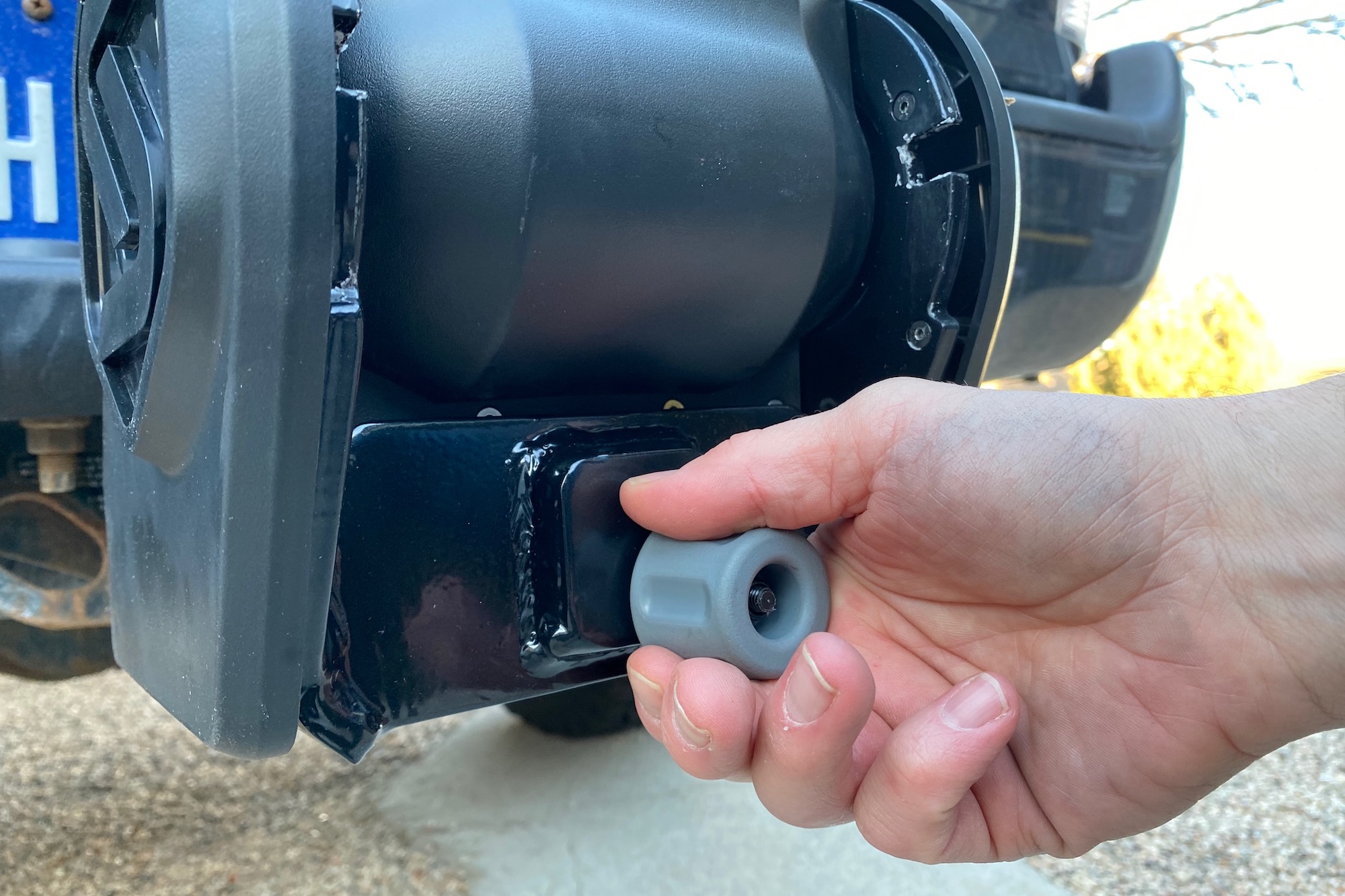 The anti-wobble knob to tighten the rack in the receiver