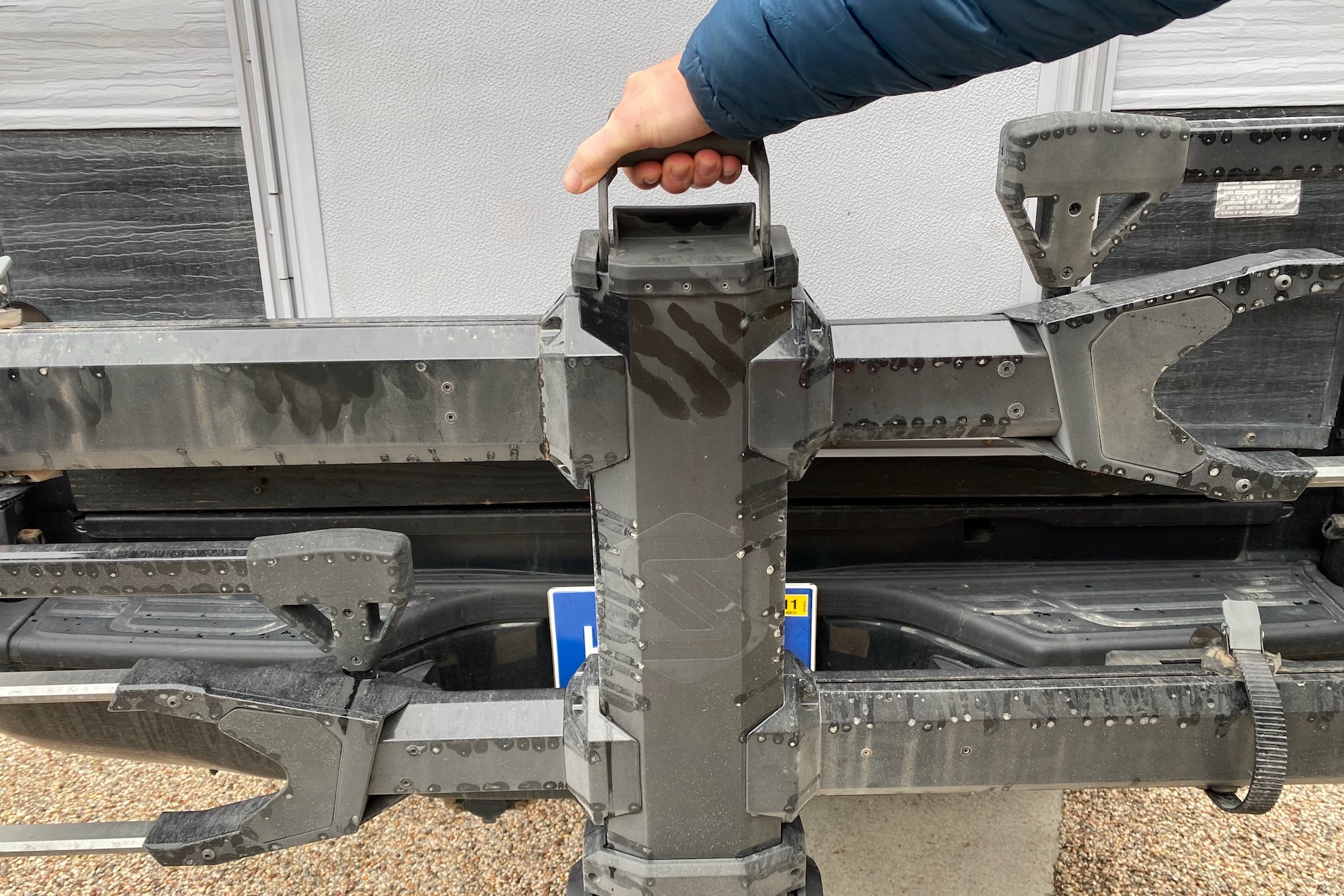 Using the tilt release handle on the Edge rack