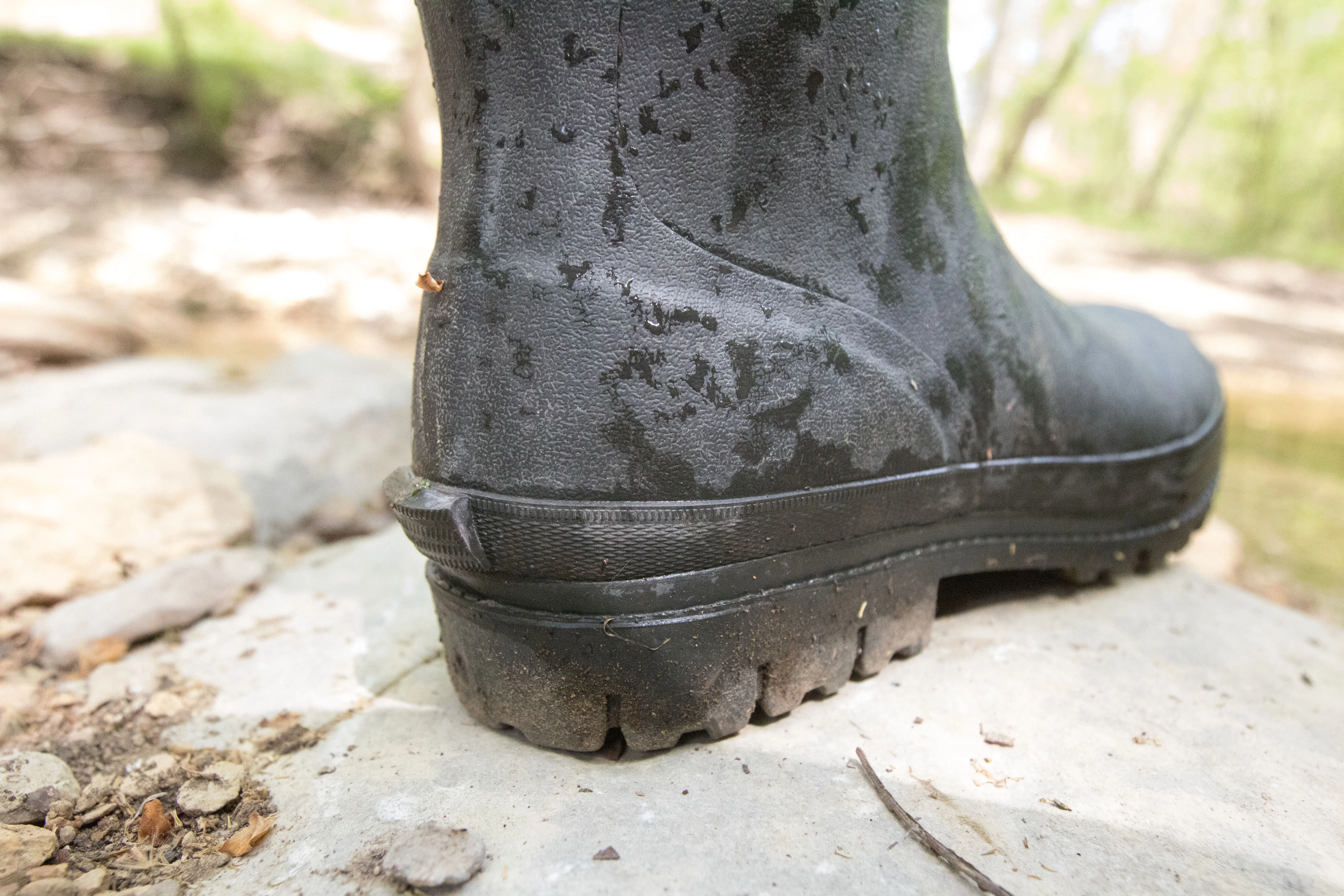Kick tab and rubber overlay on a rubber boot